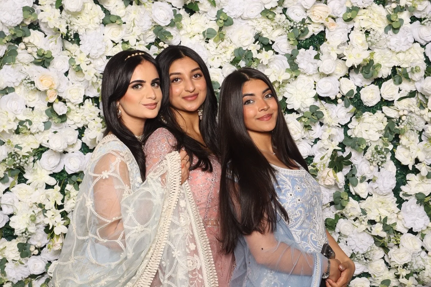Throwback to Ayesha &amp; Sukhmans&rsquo; wedding&mdash;our flower wall nailed the theme and made every guest shine! Ready to add that perfect touch to your day? 

Book Crown Photo Booth and let&rsquo;s make magic! 🌸✨

#photobooth #seattlebusiness #