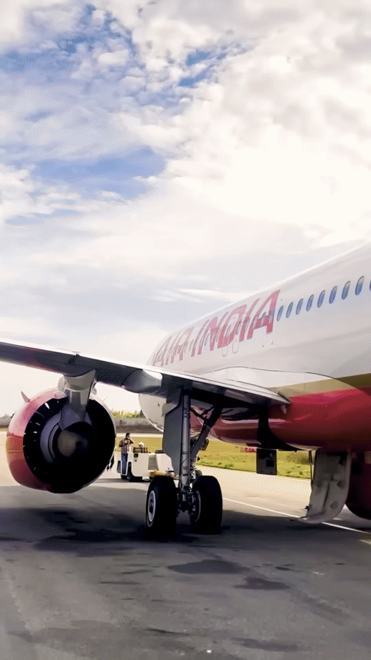 Taxi. Takeoff. Transformation. [Vm9OCnUlnkc].gif