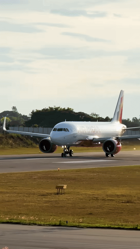 Taxi. Takeoff. Transformation. [Vm9OCnUlnkc]_1.gif