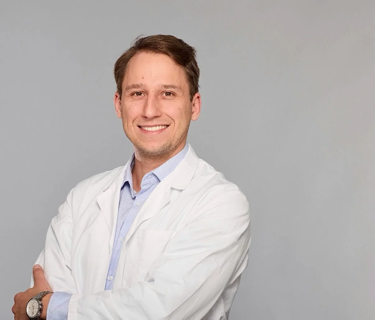 Dr. med. Konrad Kruk, Facharzt FMH 

Spezialist f&uuml;r Faltenbehandlungen

Mein Name ist Dr. Konrad Kruk und ich bin seit &uuml;ber 3 Jahren Facharzt mit schweizerischem FMH-Titel in Radiologie, mit Schwerpunkt auf gezielte Interventionen. In diese