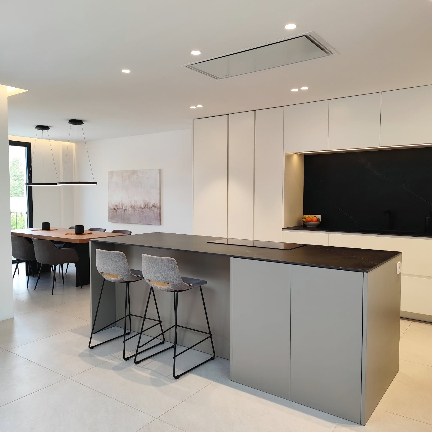 Cocina abierta con&nbsp;sal&oacute;n&nbsp;comedor luminosa y funcional.

#mallorca #kitchendesign #interiordesign