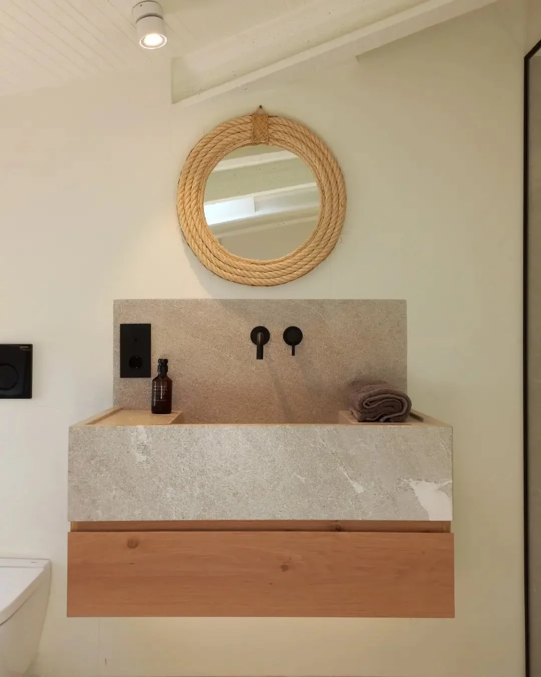 Mueble de ba&ntilde;o suspendido con frentes en madera de roble  y encimera de piedra natural.

Griferia:@iconico

#mallorca #bath #mediterranean #interiordesign #interior
#bathroomdesign #architecture #stone #decor #home  #homedecor #homedesign