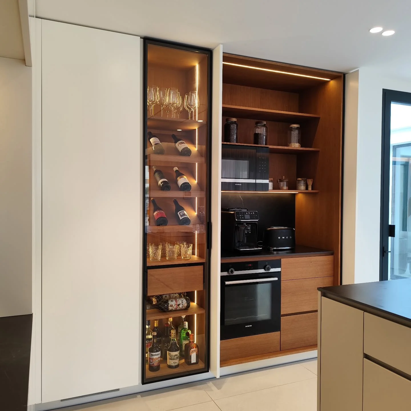 Dise&ntilde;o limpio y funcional 
Mueble desayunador con puertas escamoteables , horno y micro totalmente integrados, logrando una est&eacute;tica continua y una ligereza visual.

#mallorca #interiordesign  #homedecor #kitchendesign