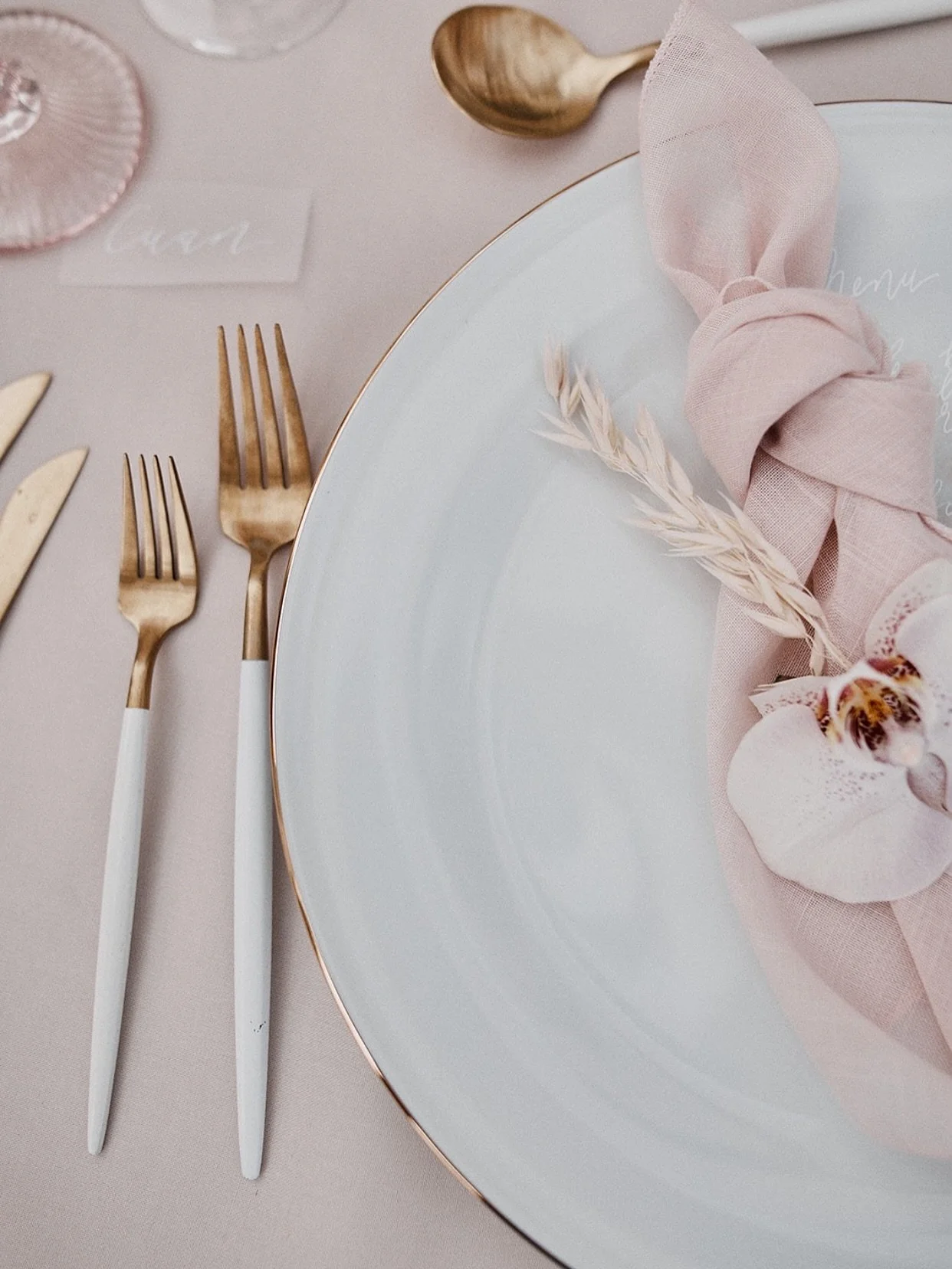 All the heavenly tones and textures at one of the most magnetic spots on the island

Captured by the lovely @benjaminwheeler 
Planning and styling @officialibizawedding 
D&eacute;cor hire @velvetcircusibiza 
Flowers @flowers_ibiza 
The Bar @thebaribi