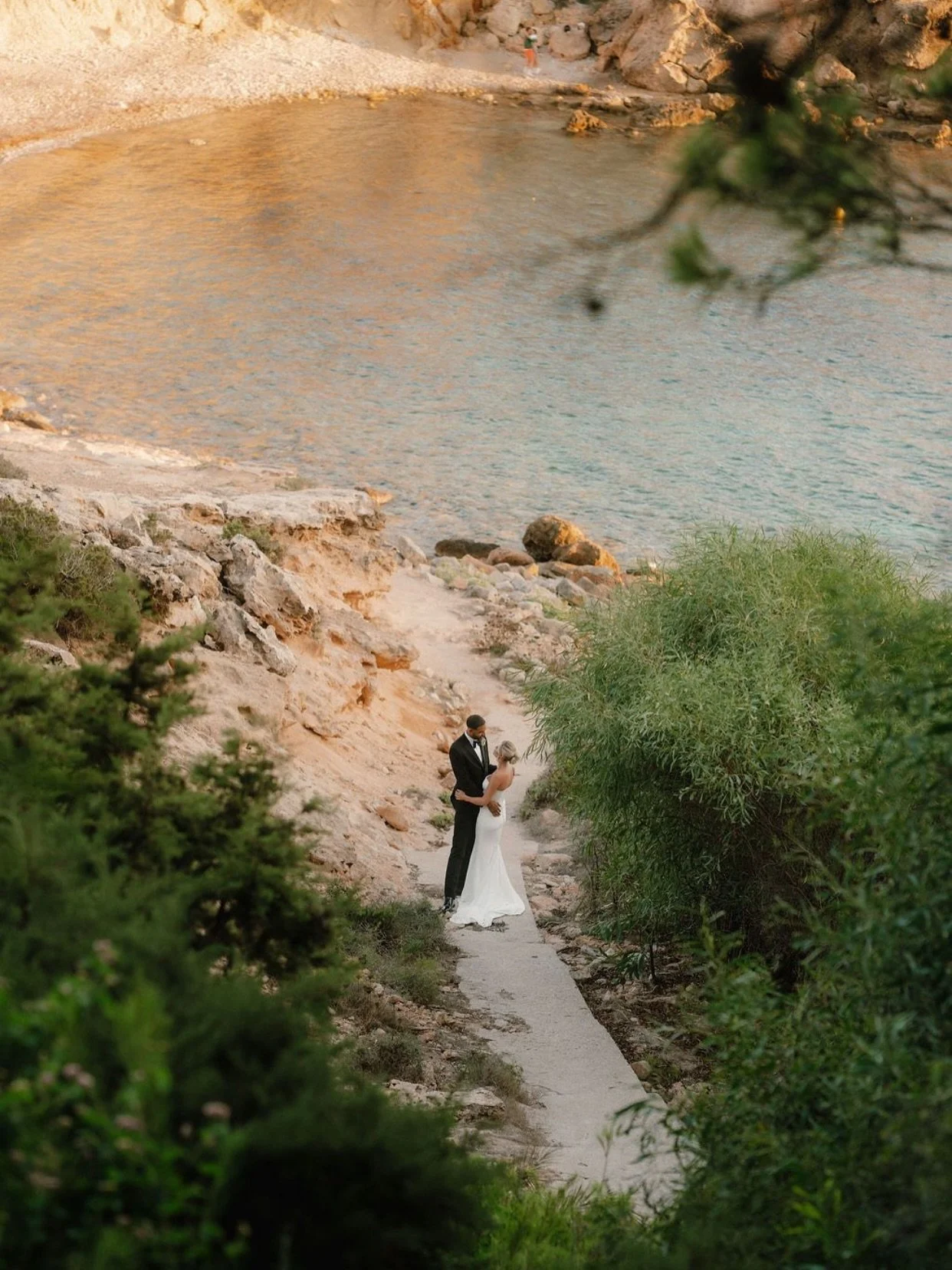 The infamous Ibizan golden hour ✨✨

Photography @biancasardi.photography 
Planner @officialibizawedding @kerryannewinton 
Hair @tiffanyrosehair 
Make up @ibizamakeupartist 
Dress @kyhabride @haloandwrenbridal 

#ibizaweddingplanner
#ibizawedding
#des