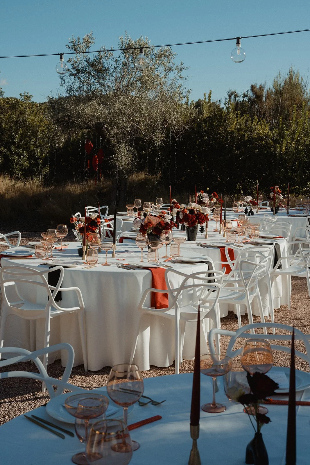 Vibrant reception styling with red and pink florals by Aurea, Ca Na Xica Ibiz