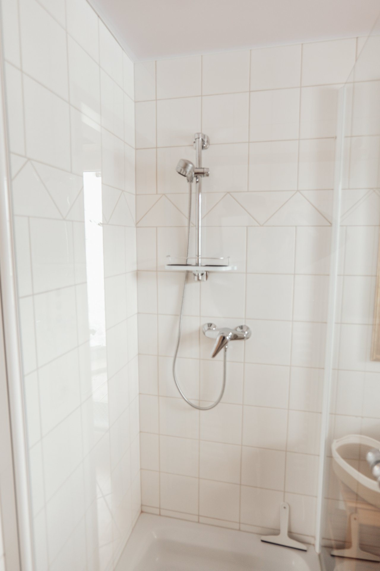 Modernes Badezimmer mit Dusche in der Ferienwohnung in Filzmoos.jpg