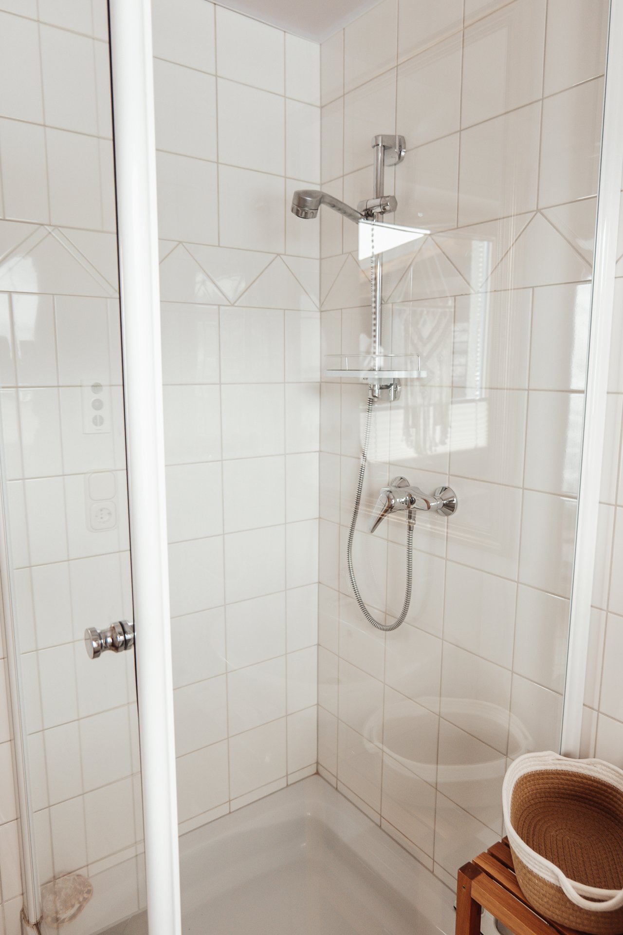 Modernes Badezimmer mit Dusche in der Ferienwohnung in Filzmoos.jpg