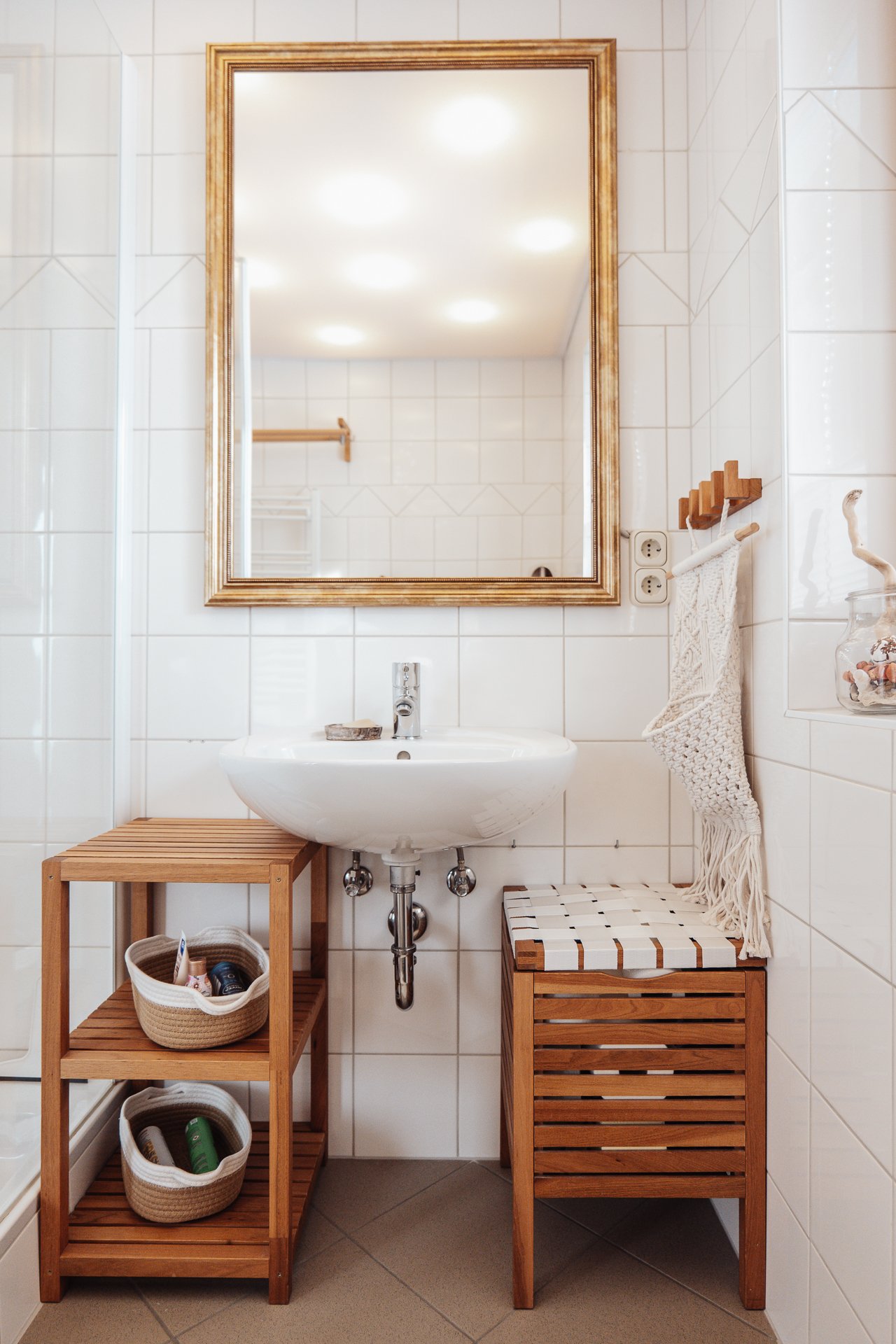 Modernes Badezimmer mit Dusche in der Ferienwohnung in Filzmoos.jpg