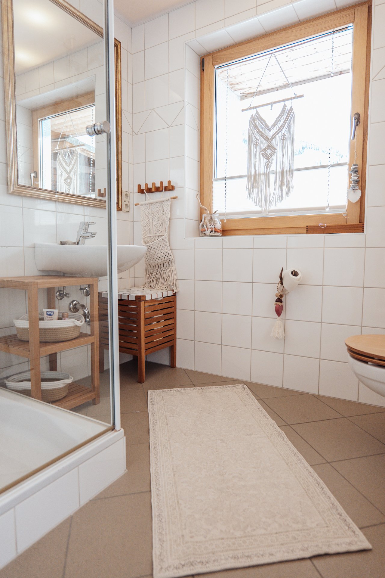 Modernes Badezimmer mit Dusche in der Ferienwohnung in Filzmoos.jpg