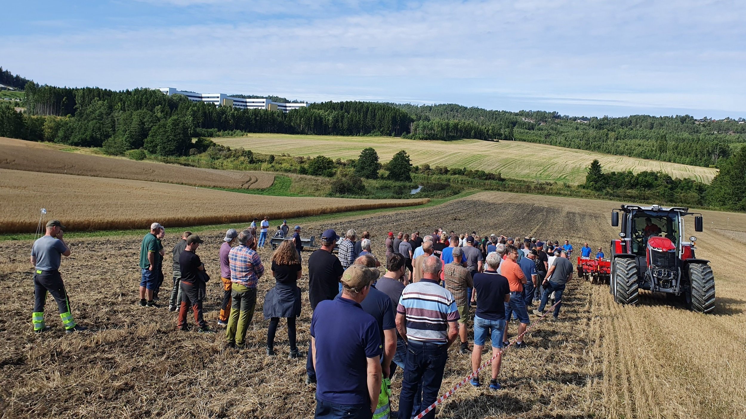 Fagdag og harvedemonstrasjon på Hellerud gård