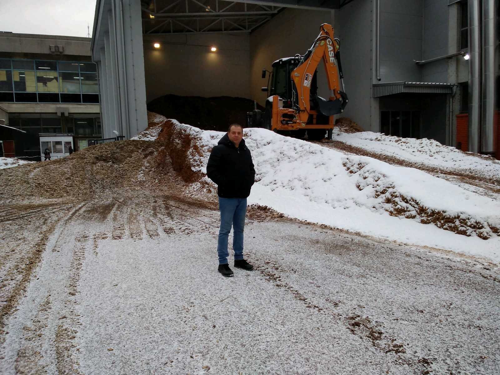 Boris Ilijevsk foran det nye sentralvarmeanlegget.
