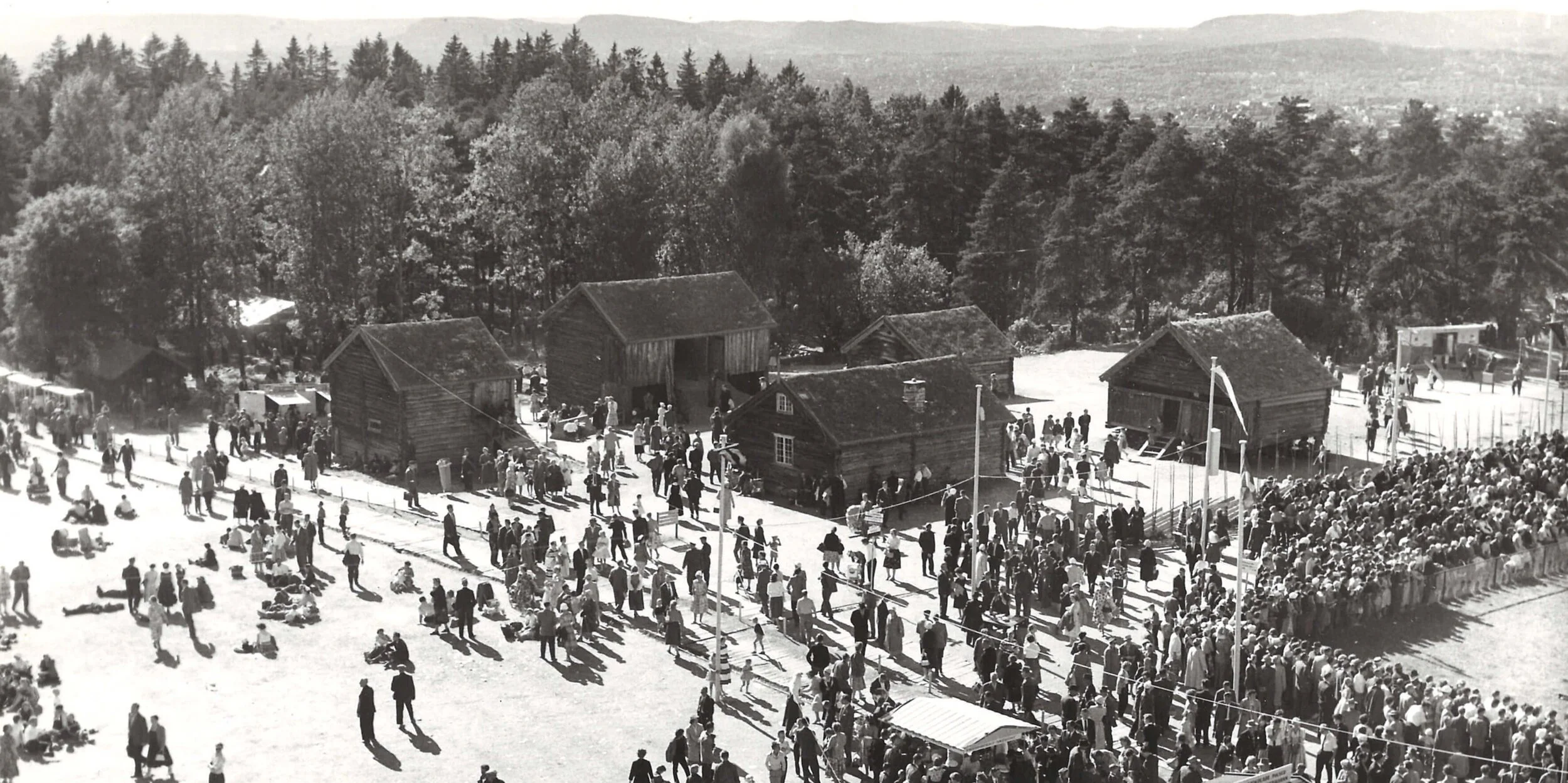  Oppigard var opprinnelig husene på gården Driftendalen i Hallingdal. Dette gardstunet viste en del av bygdehistorien, slik det var i dalene i Norge. 