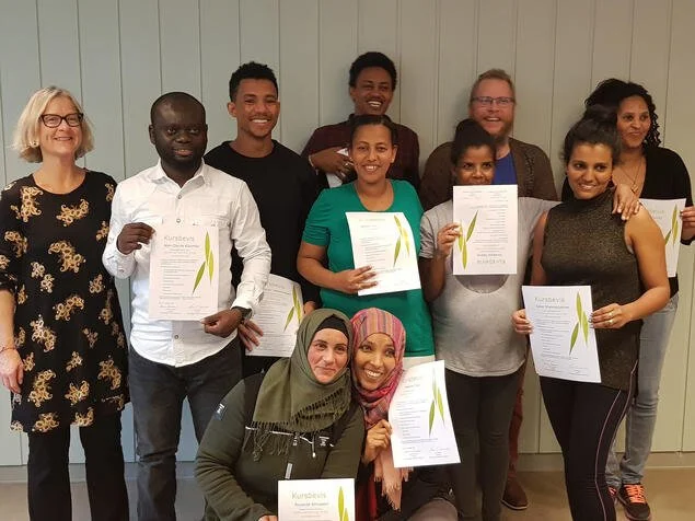  deltakere kommer fra Eritrea, Etiopia, Syria og Kongo, de fleste har vært i Norge i 2-4. Prosjektleder Jorunn Tønnesen fra Norges Vel til venstre og matfaglig ansvarlig Bjørn Andreas Ovesen bakerst nr 2 fra høyre 