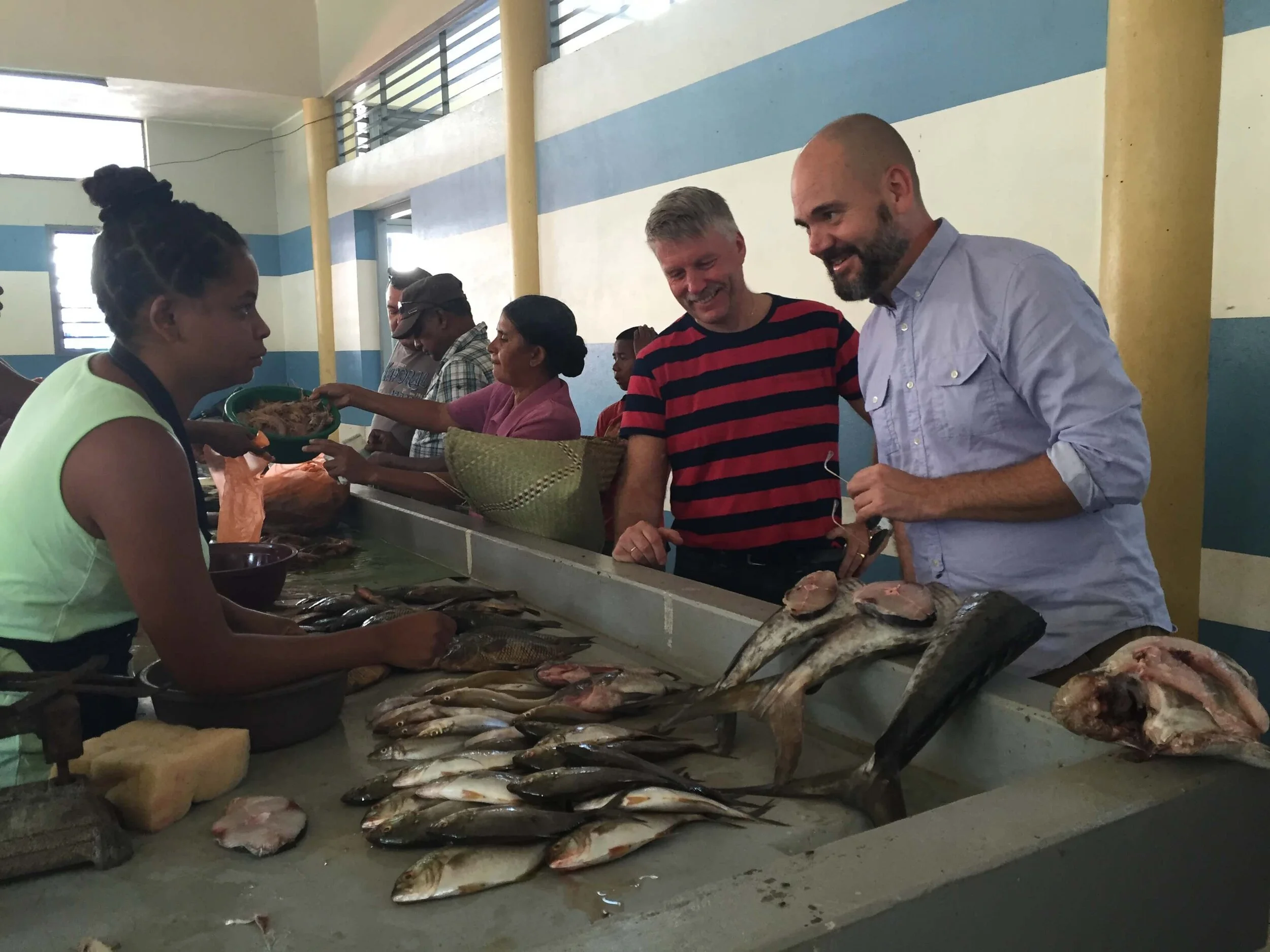  En del av fisken fra prosjektet omsettes på fiskemarkedet i Tamatave (Madagaskars største havneby). Her Norges Vels tidligere styreleder Per Andres Folladal og administrerende direktør Øyvind Ørbeck Sørheim under et prosjektbesøk. 