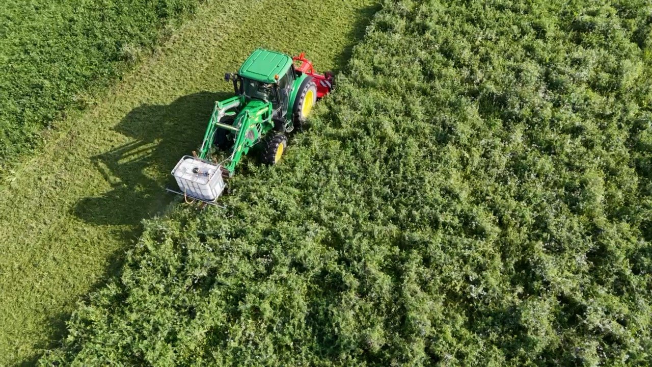 Oktober traktor med utstyr til å sprøyte en frukthage