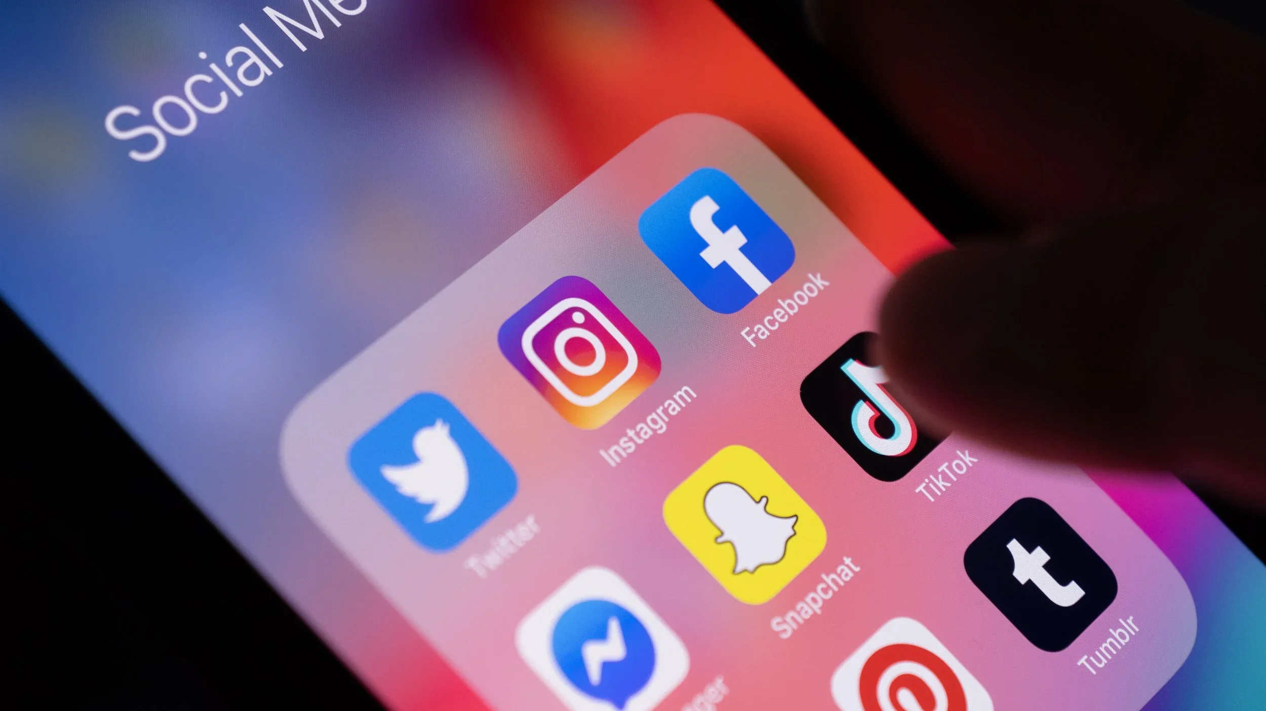 Mobiltelefon skjerm med sosiale medie-apper som Facebook, Instagram, TikTok, Snapchat og Twitter.