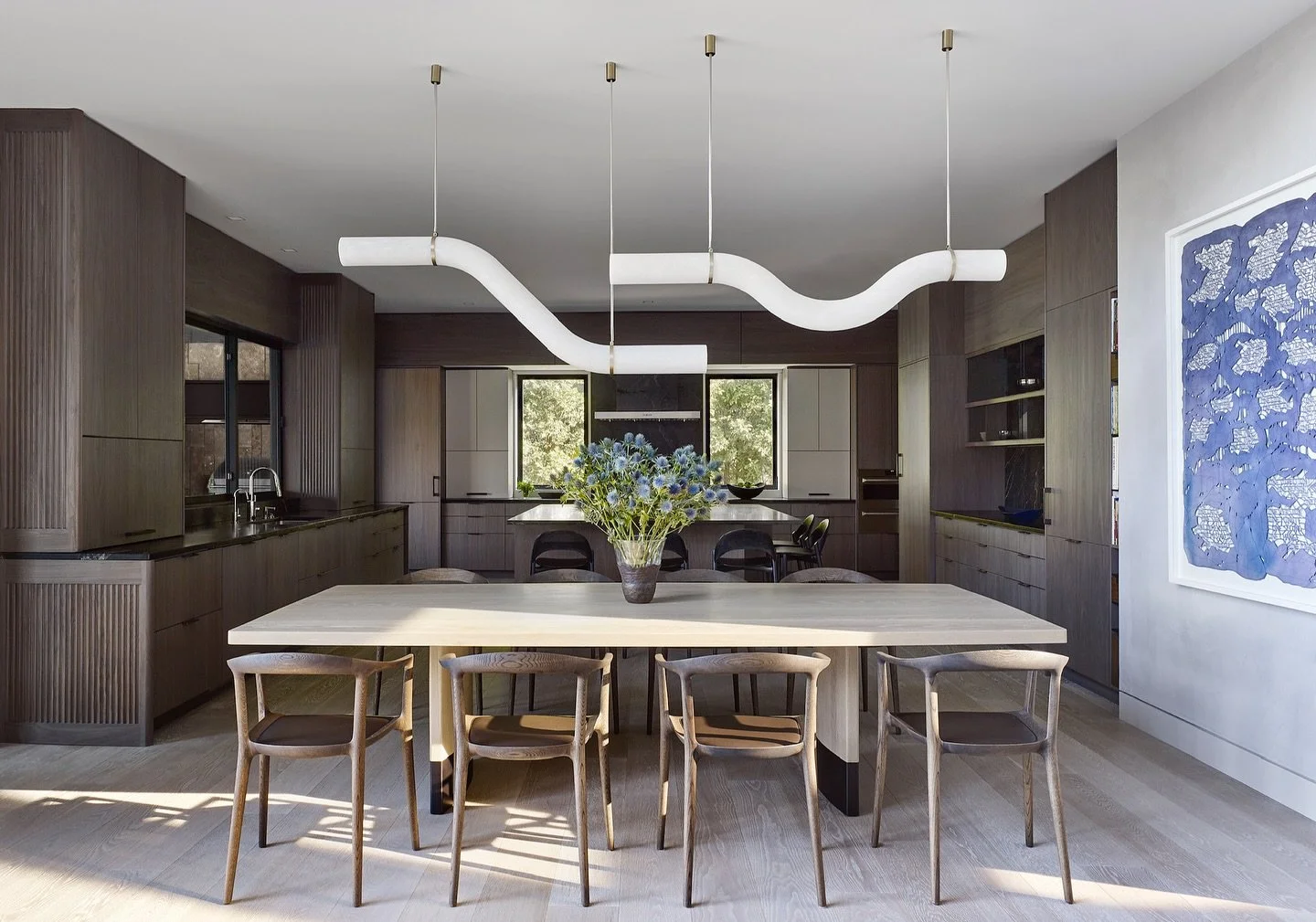 Meet our sexy un-hamptons kitchen complete with curves, mood and bronze in all the right places. 

📸: @petermurdock_photo 
Interior Design: Joe Lupo for @vthomeny 
Architect: @johnlaffeyarchitects 

#hamptonsinteriordesign #hamptonsliving #hamptonsr