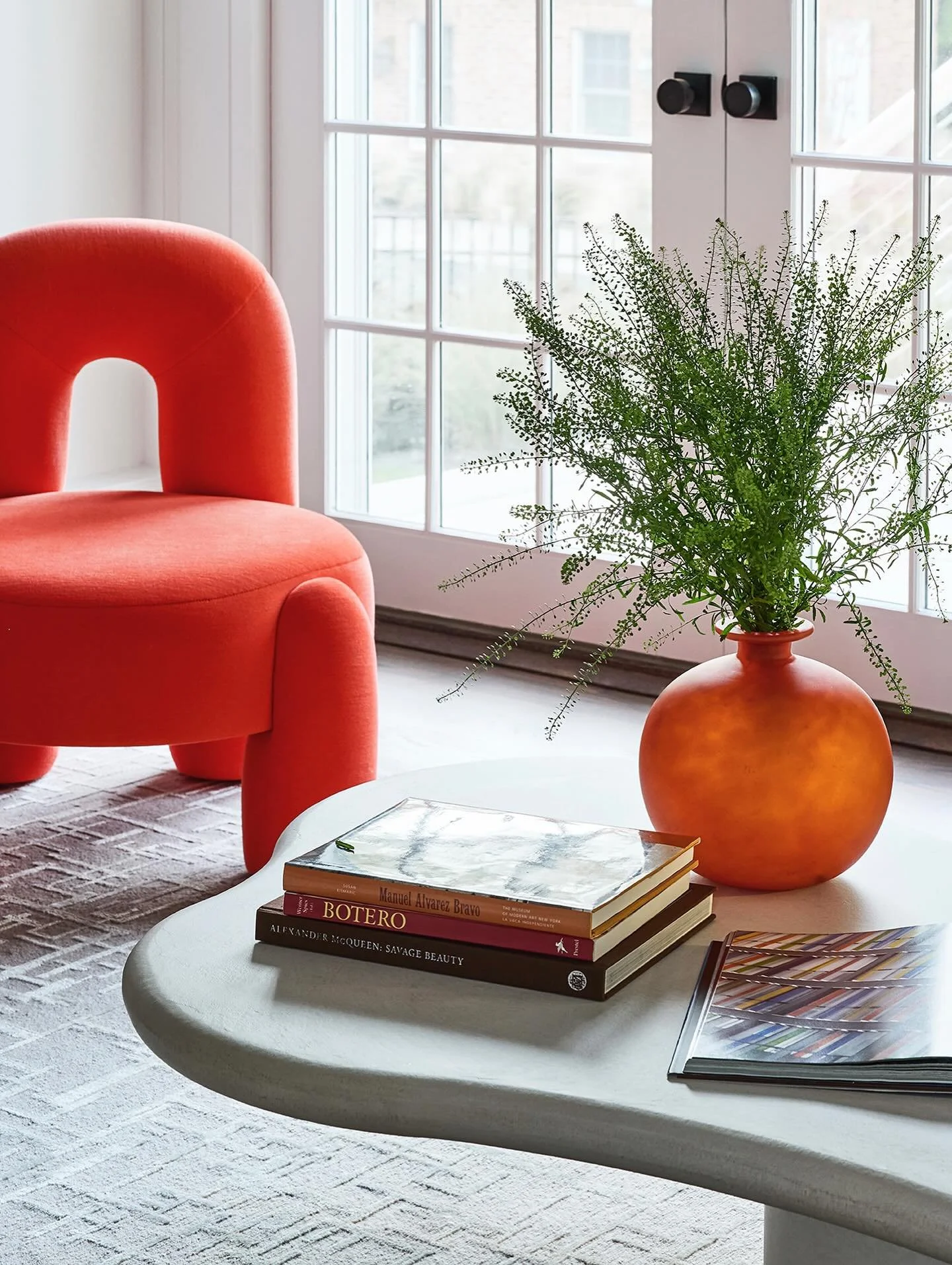 A quiet corner of our Muttontown project 

📷 @petermurdock_photo 

#interiordesign #luxuryinterior #falldecor