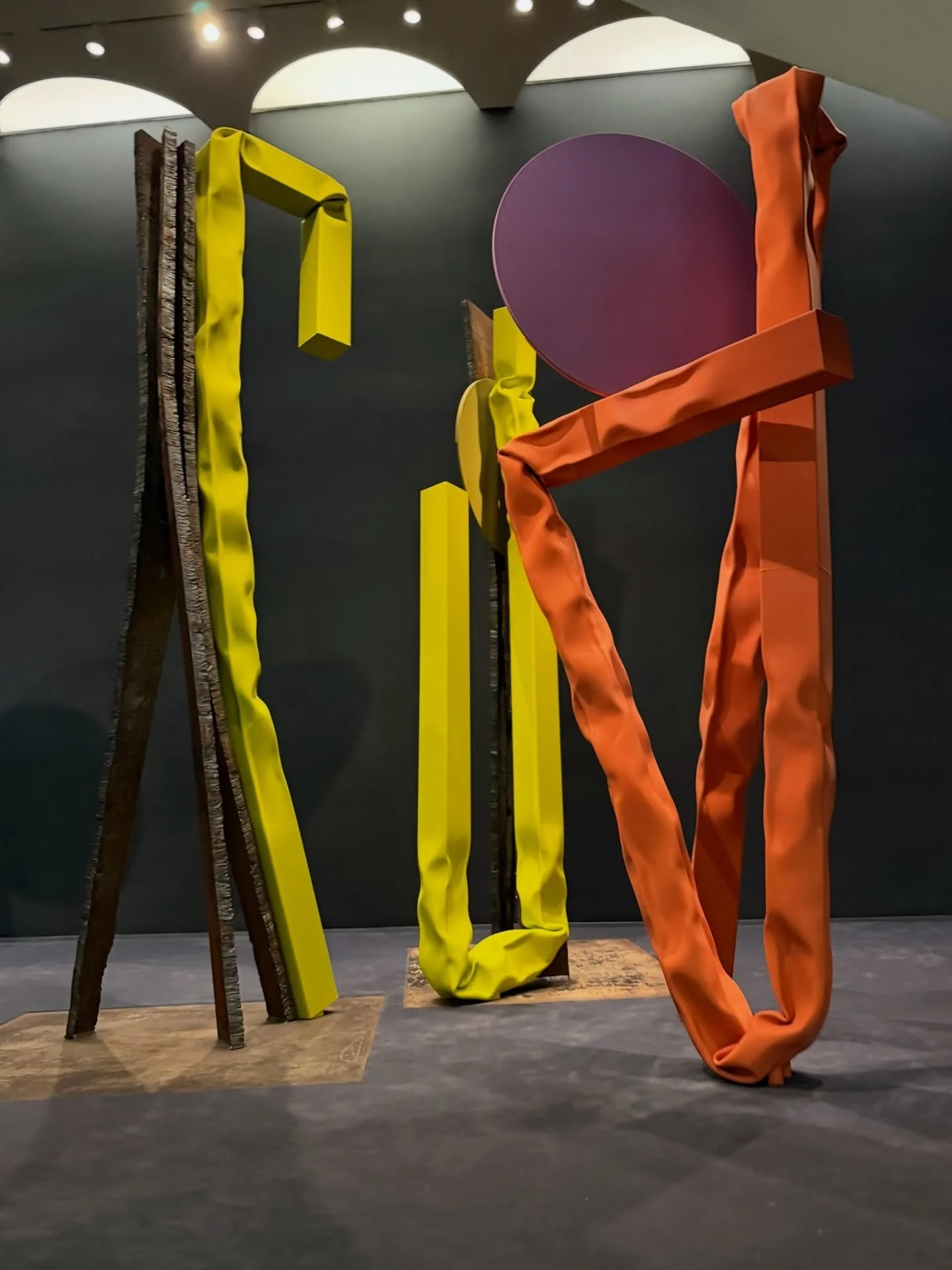 When the sculpture becomes the architecture. Carol Bove show @guggenheim is a total immersion in color and form as she reimagined the rotunda with a new body of work and 40 new custom colors designed with @farrowandball.

#guggenheim #contemporyart #