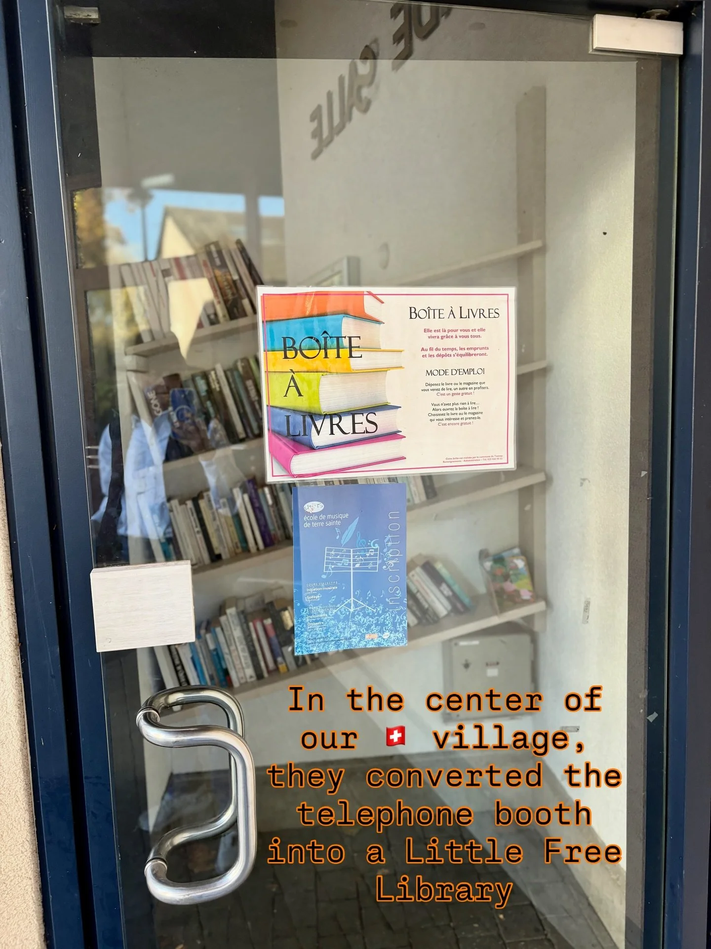 There&rsquo;s a Little Free Library in the center of our village. The shelves were slightly empty today, so I added a few books! Do you have a little free library where you live? 📚🧡🎃 #boitealivres #littlefreelibraries #bookexchange #thepilotswife