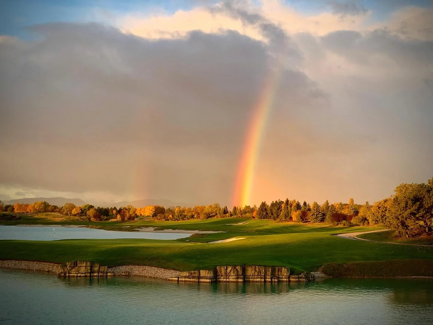 FONTANA „Somewhere over the rainbow … liegt das Geheimnis, das nur Golfer kennen 🌈😉
#GolfplatzFontana #GolfLife #RainbowMagic #Hole13 #GolfVibes #Golflove #FontanaMoments #GolfAustria #OverTheRainbow #GolfDay“