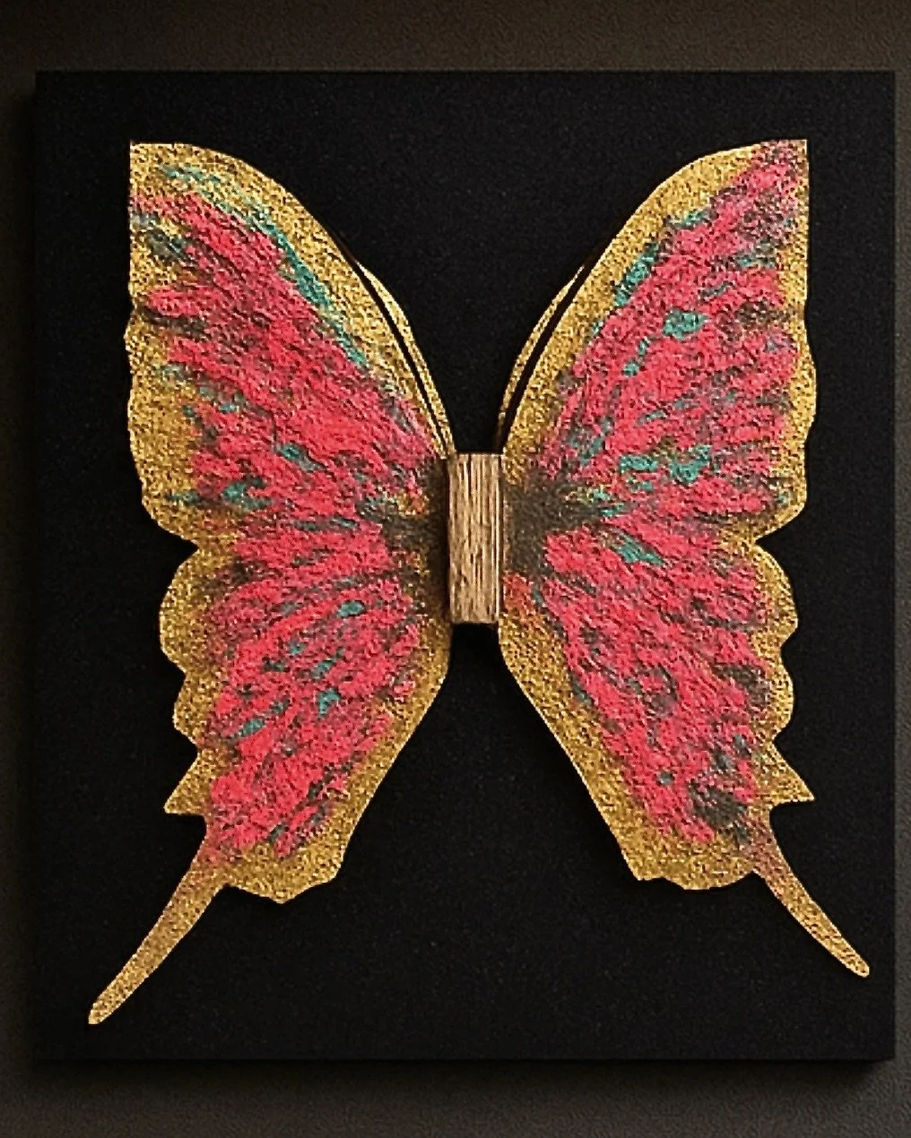3D Schmetterlingskunst Celestia von Claudia Graf, 80x90cm, Pink, Gold, handgefertigtes Relief mit Blattgold und Textur.