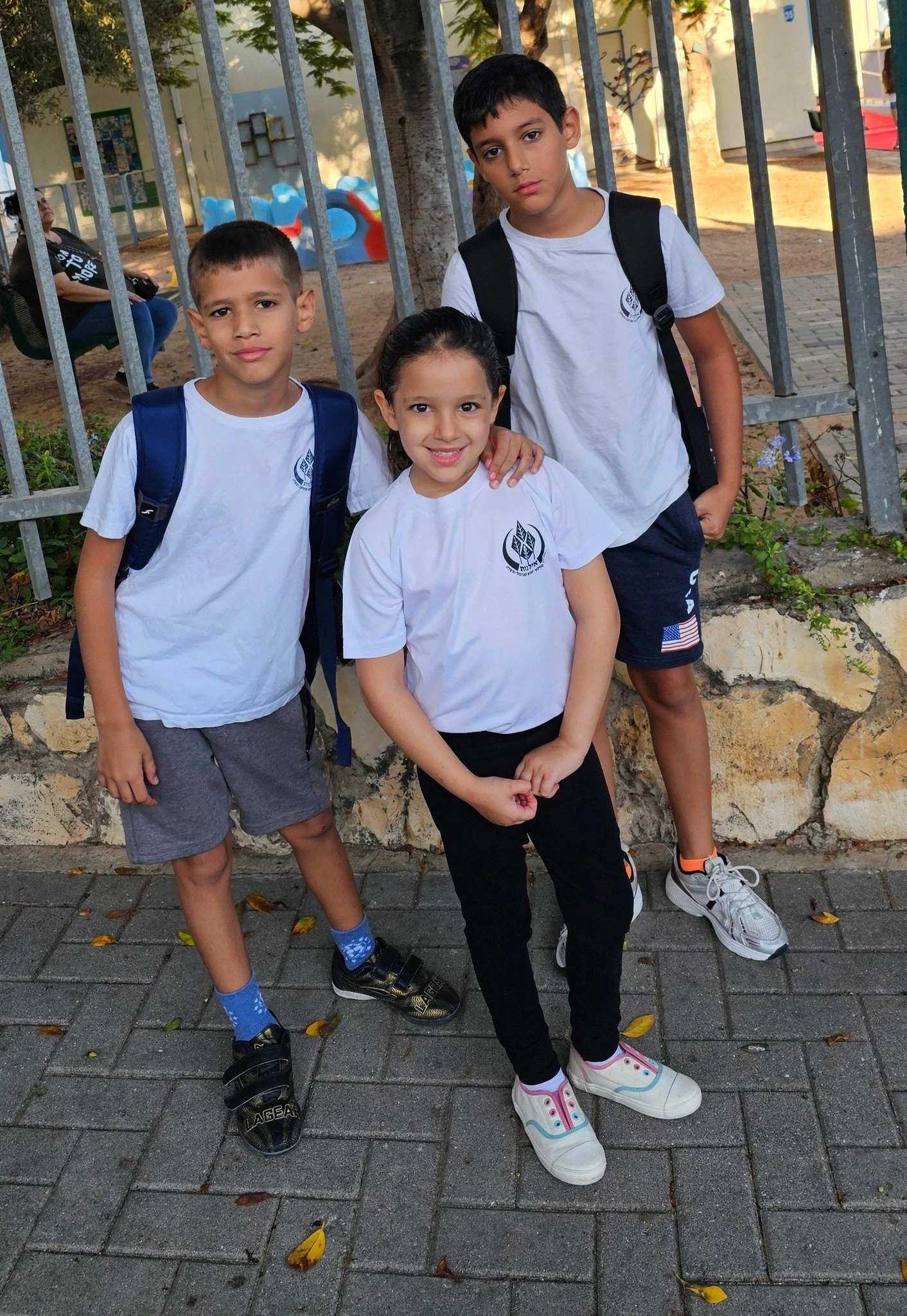 שלושה ילדים.
אחד התחיל בית ספר בקורונה עם מסיכה על הפנים מהיום הראשון של בית ספר,
אחד התחיל בית ספר &quot;רגיל&quot; רגע לפני המלחמה,
אחת מתחילה בית ספר &quot;רגיל&quot; כמי שרגילה למלחמה.
ישראל 2025
בהצלחה אהובים שלי.