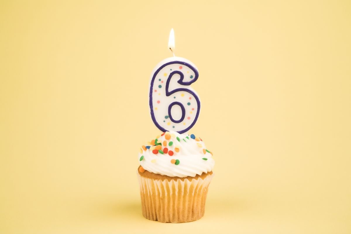 Cupcake mit Geburtstagskerze in Form einer Sechs – Sprachentwicklung im 6. Lebensjahr