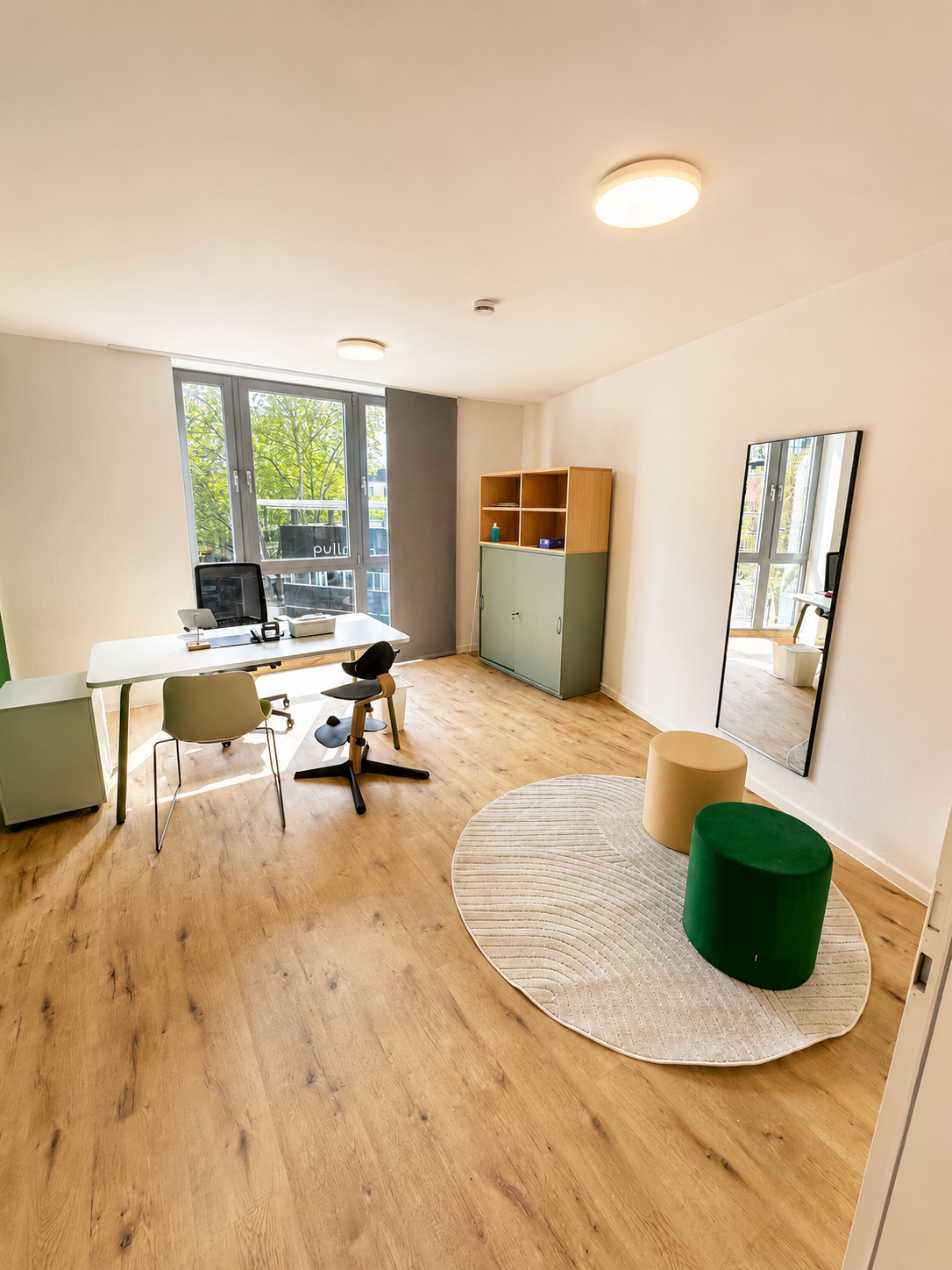 Modern ausgestattetes Behandlungszimmer in der Kölner Praxis