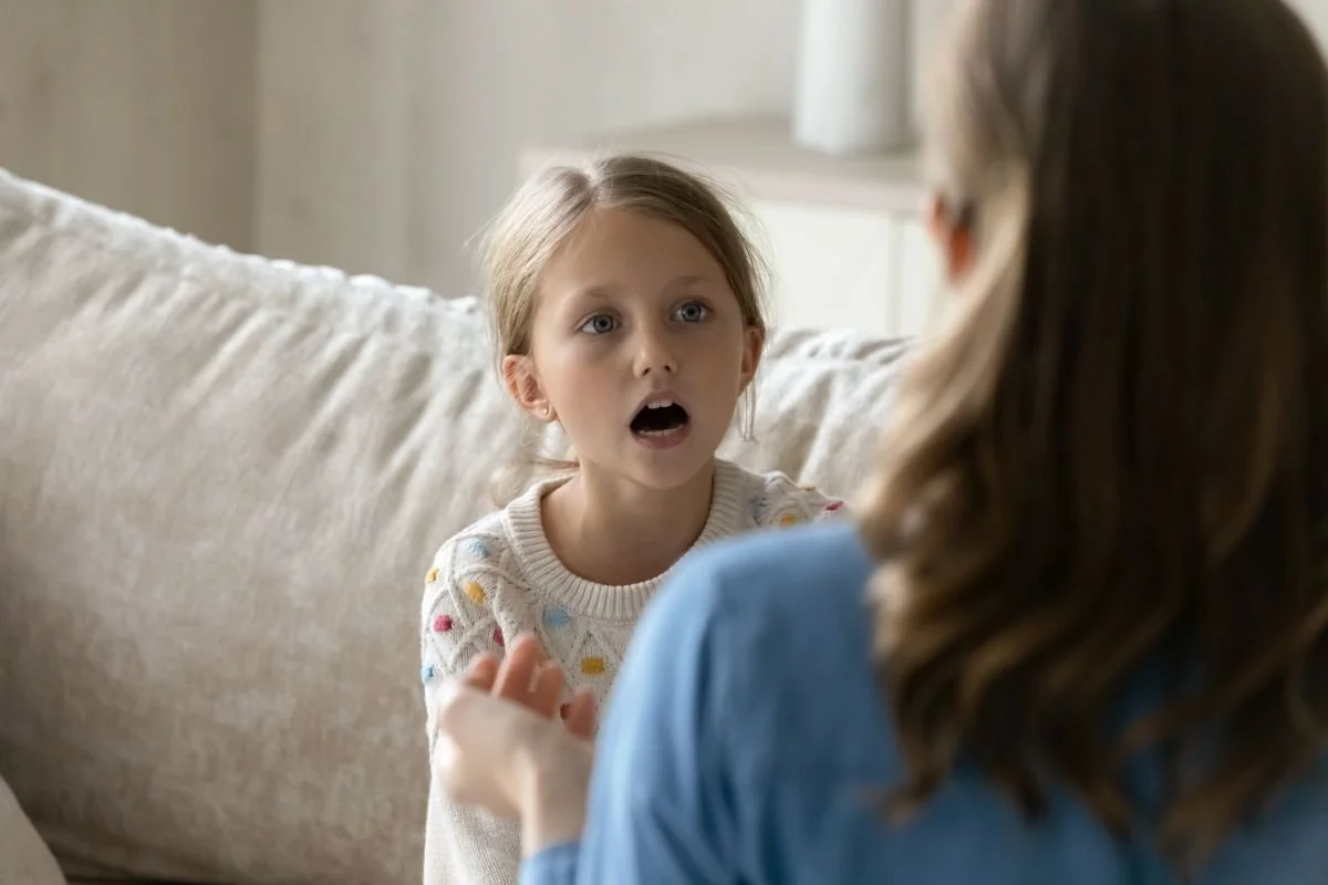 Mädchen übt mit der Therapeutin das Sprechen und Atmen – wenn mein Kind stottert
