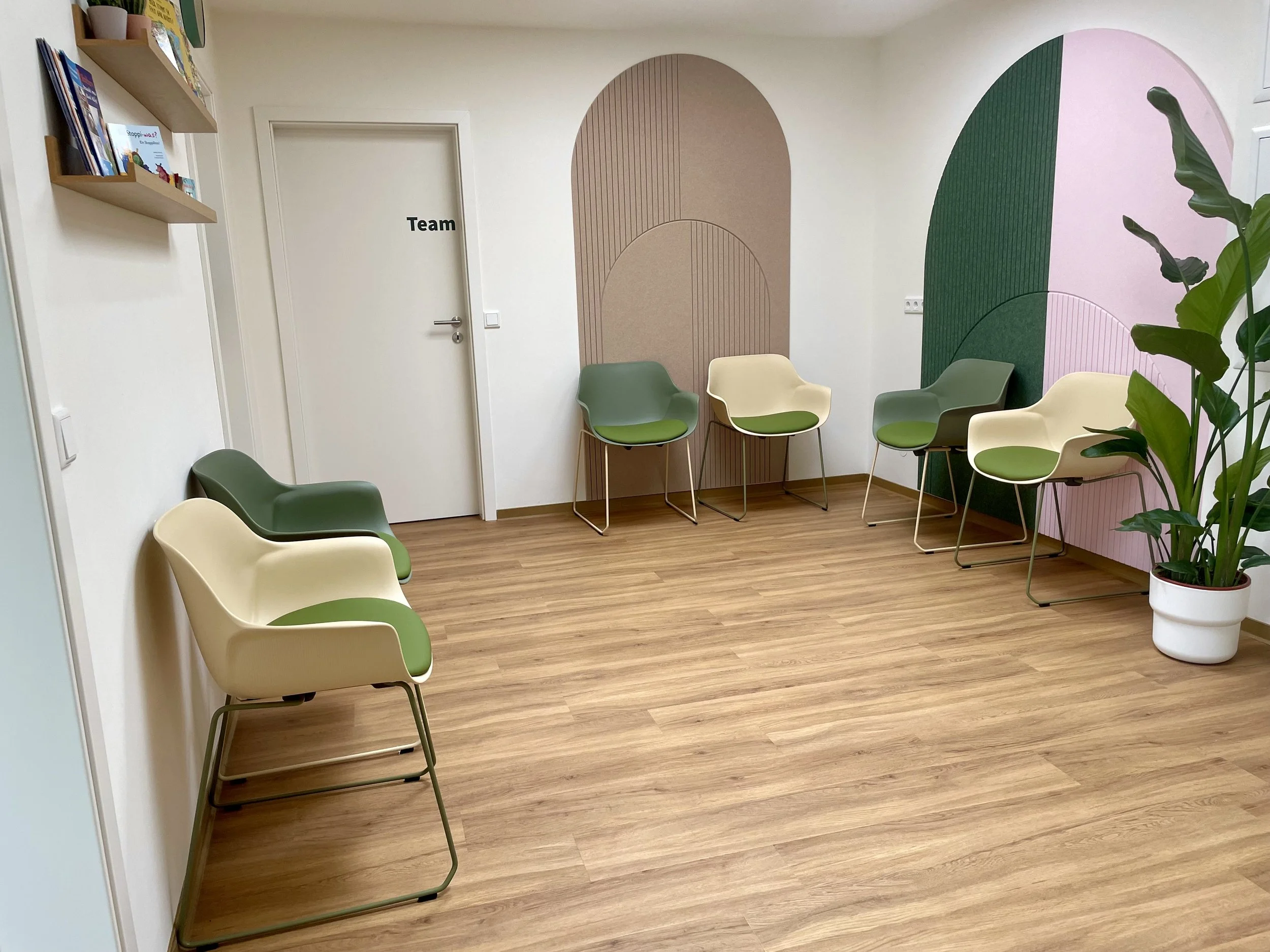 Heller Wartebereich der Logopädiepraxis Logosoma in Stuttgart mit modernen Sitzplätzen