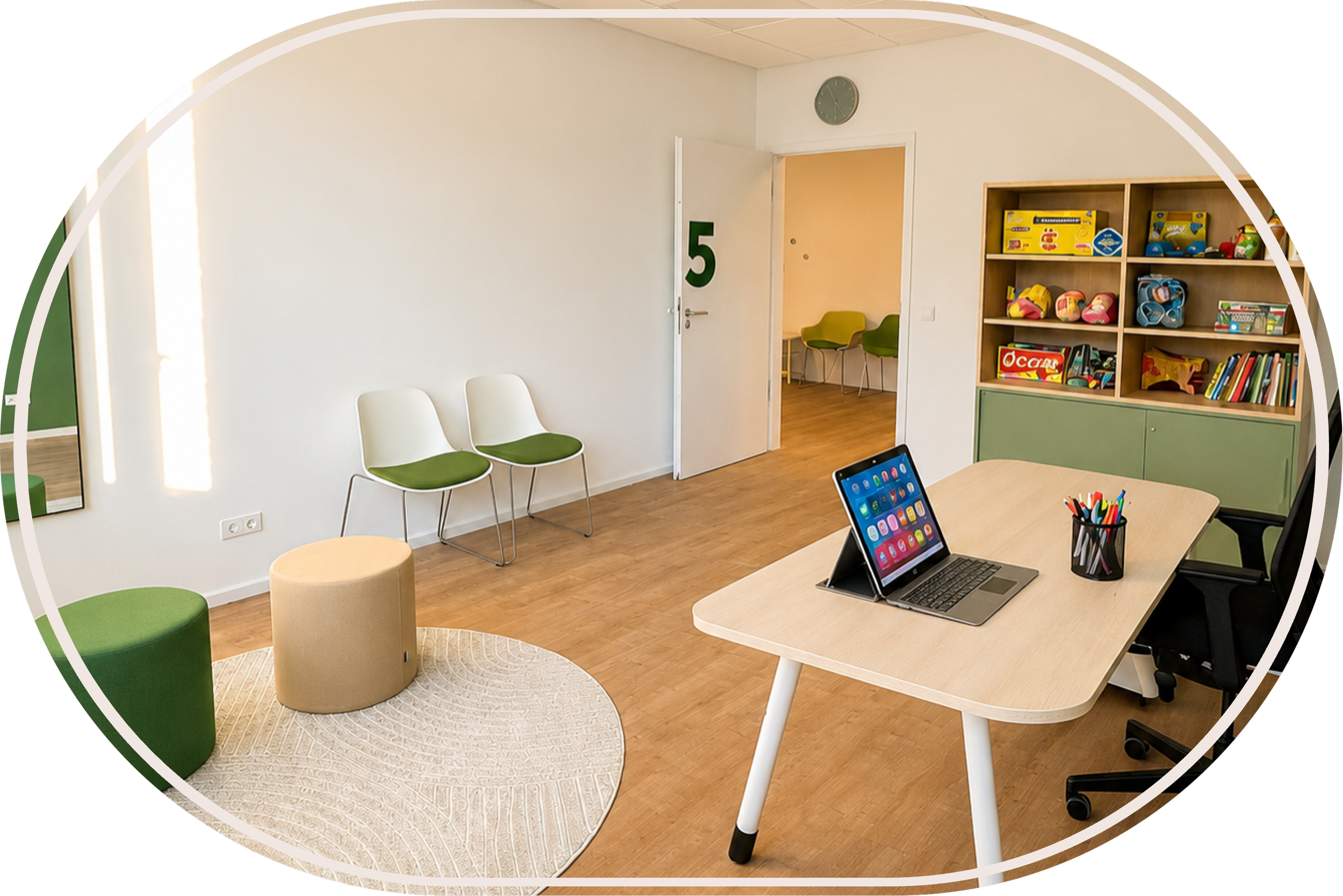 Heller, moderner Behandlungsraum einer Logosoma Praxis für Logopädie mit Therapietisch und Spielmaterialien für Kinder