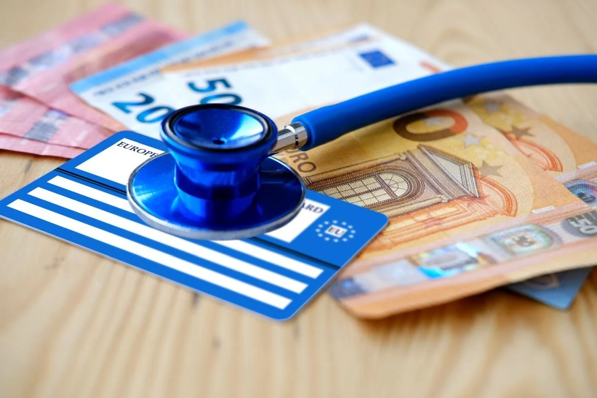 Stethoskop und Krankenversicherungskarte auf Euro-Geldscheinen – Kostenübernahme der Logopädie durch die Krankenkasse