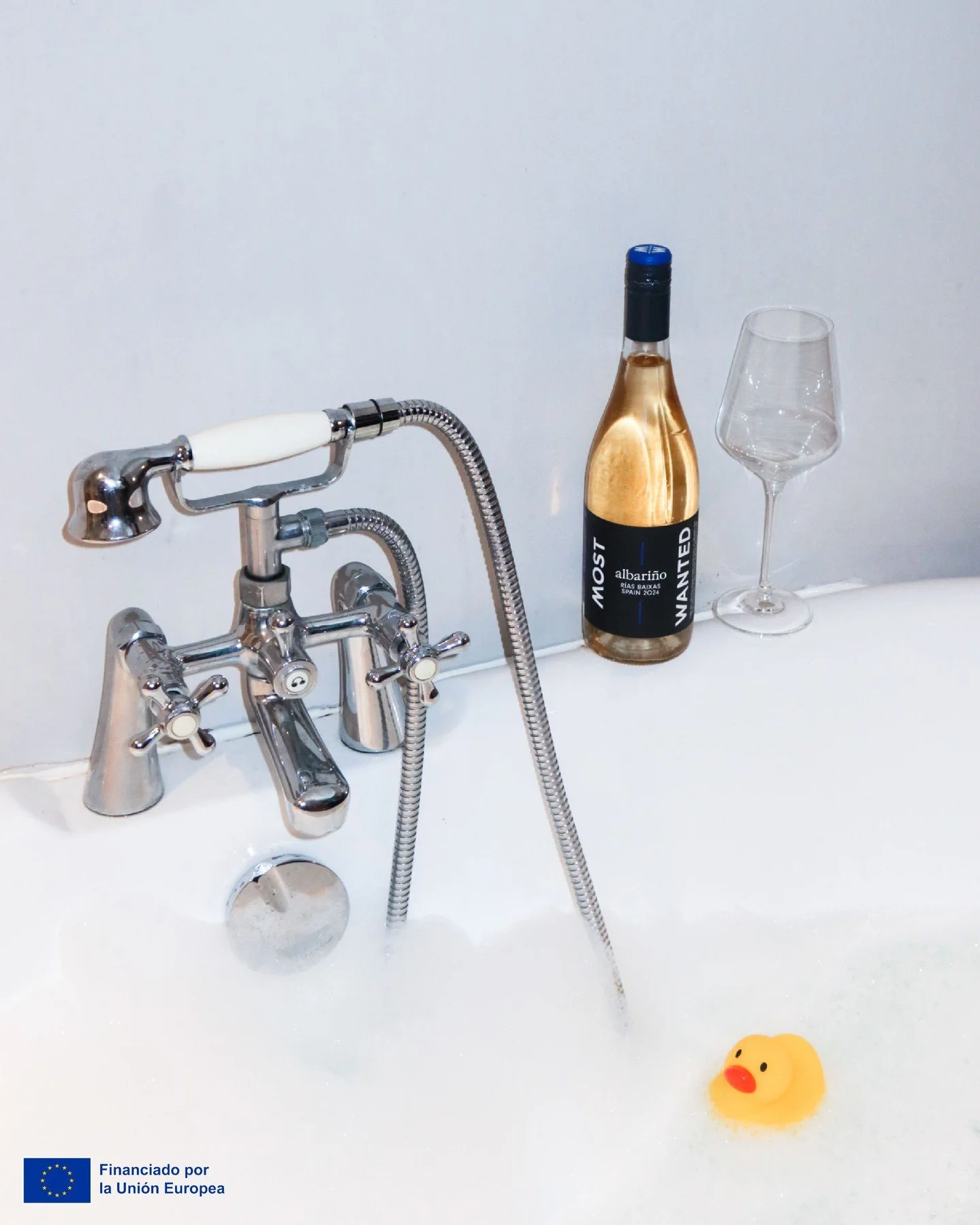 This is what headliners do on their day off. 😎🛁