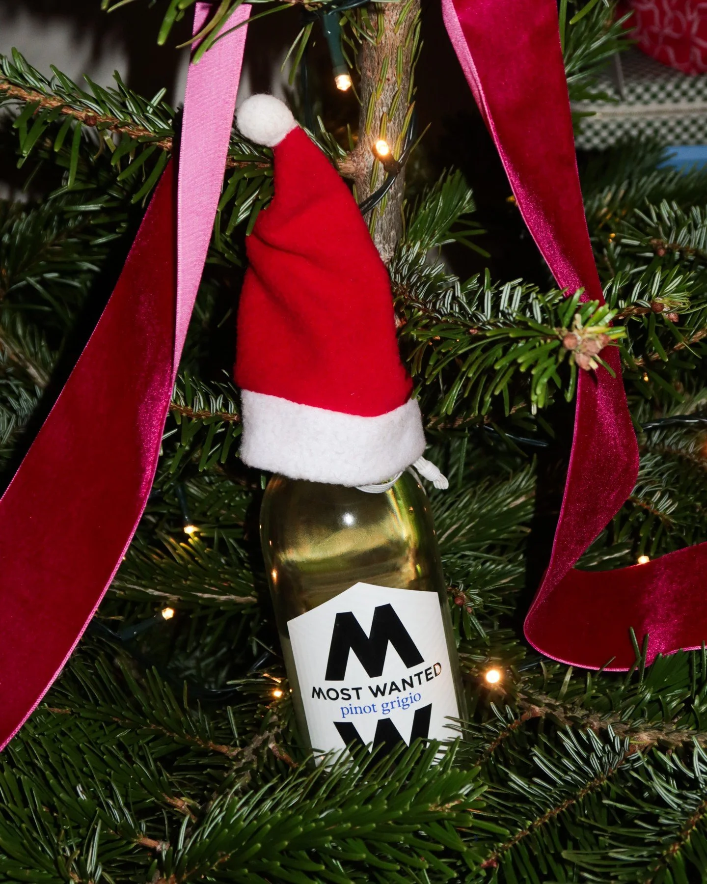 When your Pinot Grigio turns up in its Christmas best 🎅🍷
We&rsquo;re absolutely the wine for it.