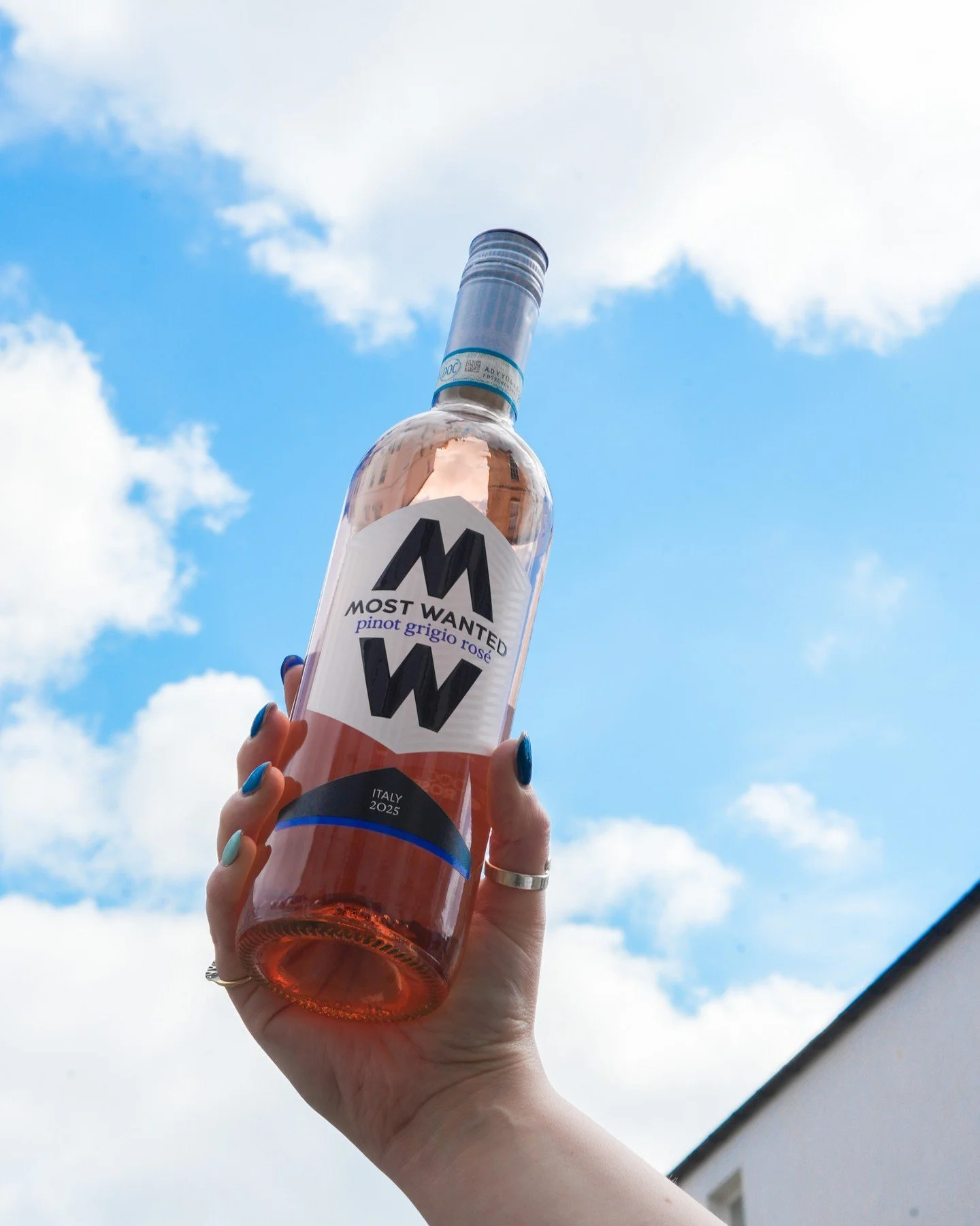 This one&rsquo;s not subtle.
Pinot Grigio Ros&eacute; 2025 and yeah, we&rsquo;re putting it out there ☁️🍷

Crisp. Fresh. Italian. Exactly what summer ordered.
Go on then.

#MostWantedWines