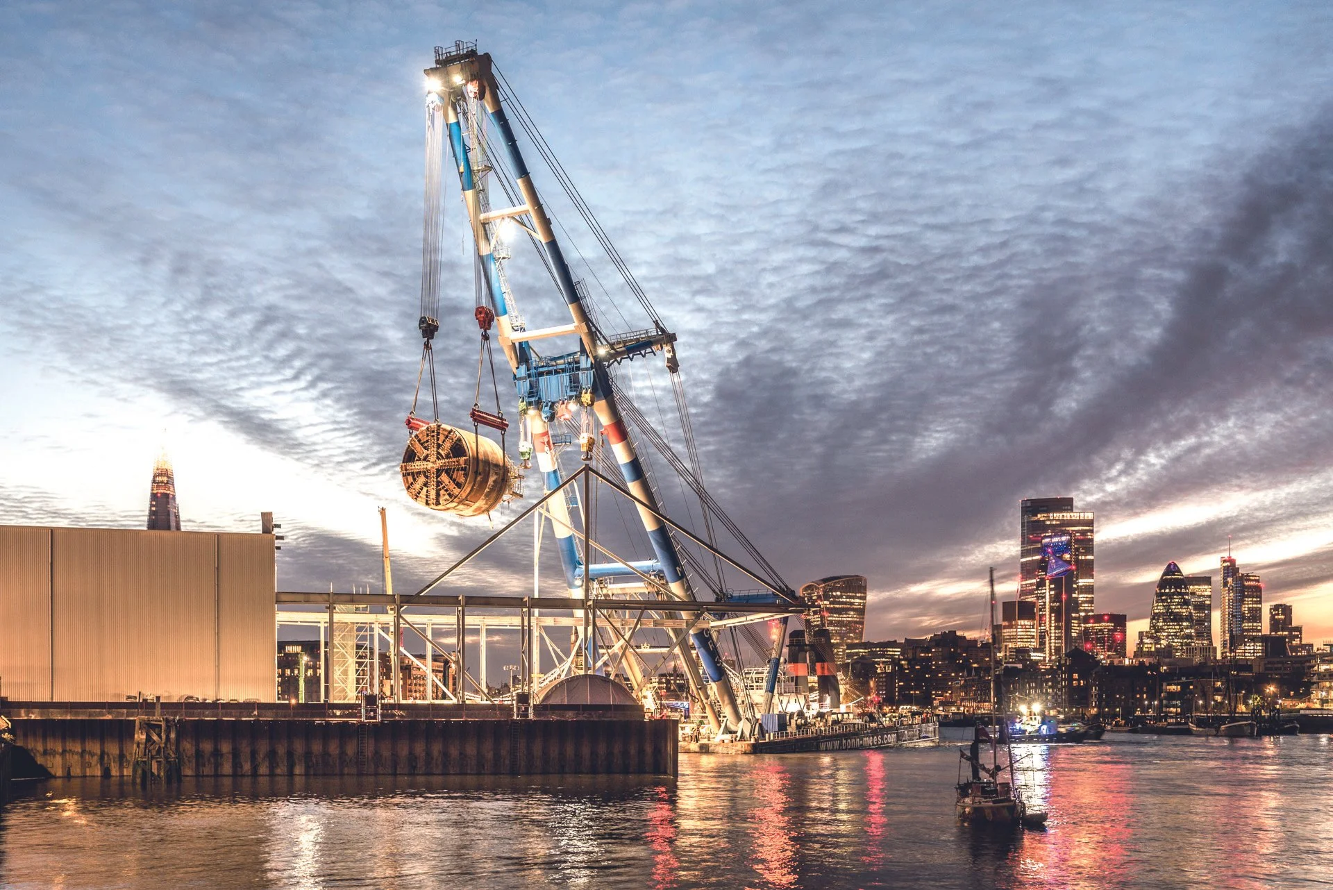TBM Ursula being lifted from Chambers Wharf in May 2021.jpg