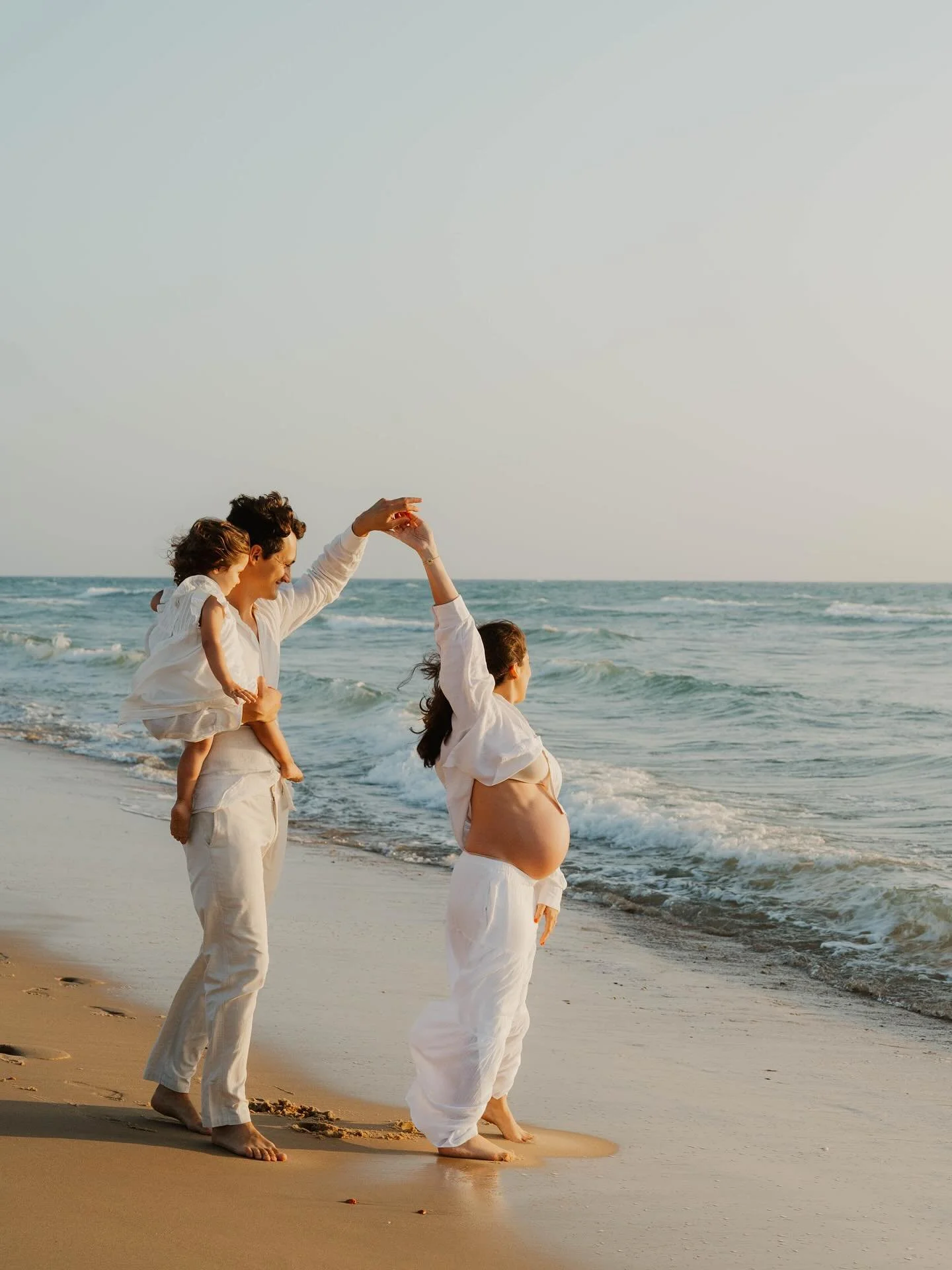 La grossesse est un moment unique, rempli d&rsquo;amour, de r&ecirc;ves et de doux instants partag&eacute;s en famille. ✨

Ces s&eacute;ances sont les plus douces et fortes &agrave; la fois que je vis avec vous. Et vous l&rsquo;aurez compris celle ci