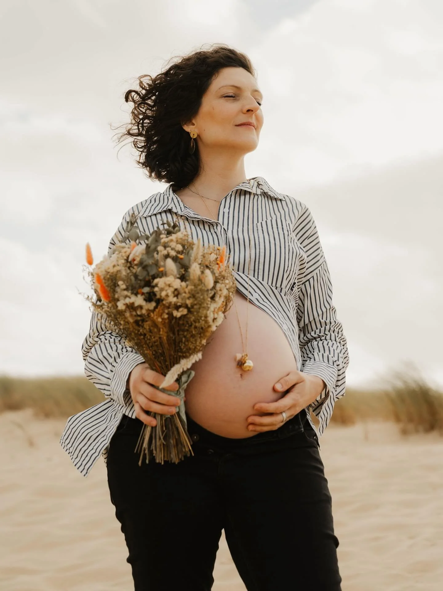 J&rsquo;ai pr&ecirc;t&eacute; mon bouquet 💐 de mari&eacute;e &agrave; Estelle et il lui allait &agrave; ravir 🥹

Les accessoires en s&eacute;ance : C&rsquo;EST OUI ! 

Il ne faut pas h&eacute;siter, fleurs, chapeaux, draps, tabourets, tout ce qui v