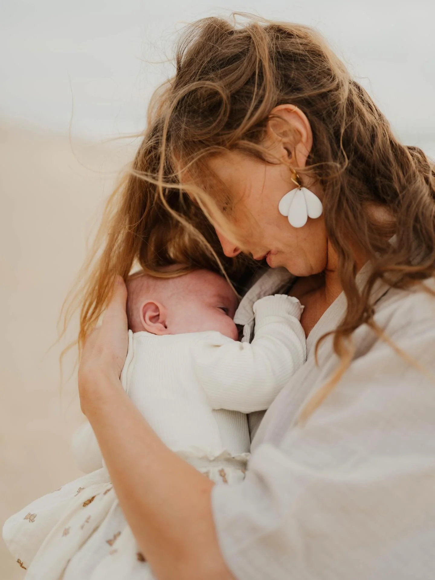 Vos tout petits b&eacute;b&eacute;s en s&eacute;ance c&rsquo;est pour m&rsquo;achever 😭

Cette famille adorable est venue de Toulouse pour immortaliser leur amour, 

Les enfants grandissent si vite &agrave; cette p&eacute;riode ✨ ces souvenirs sont 