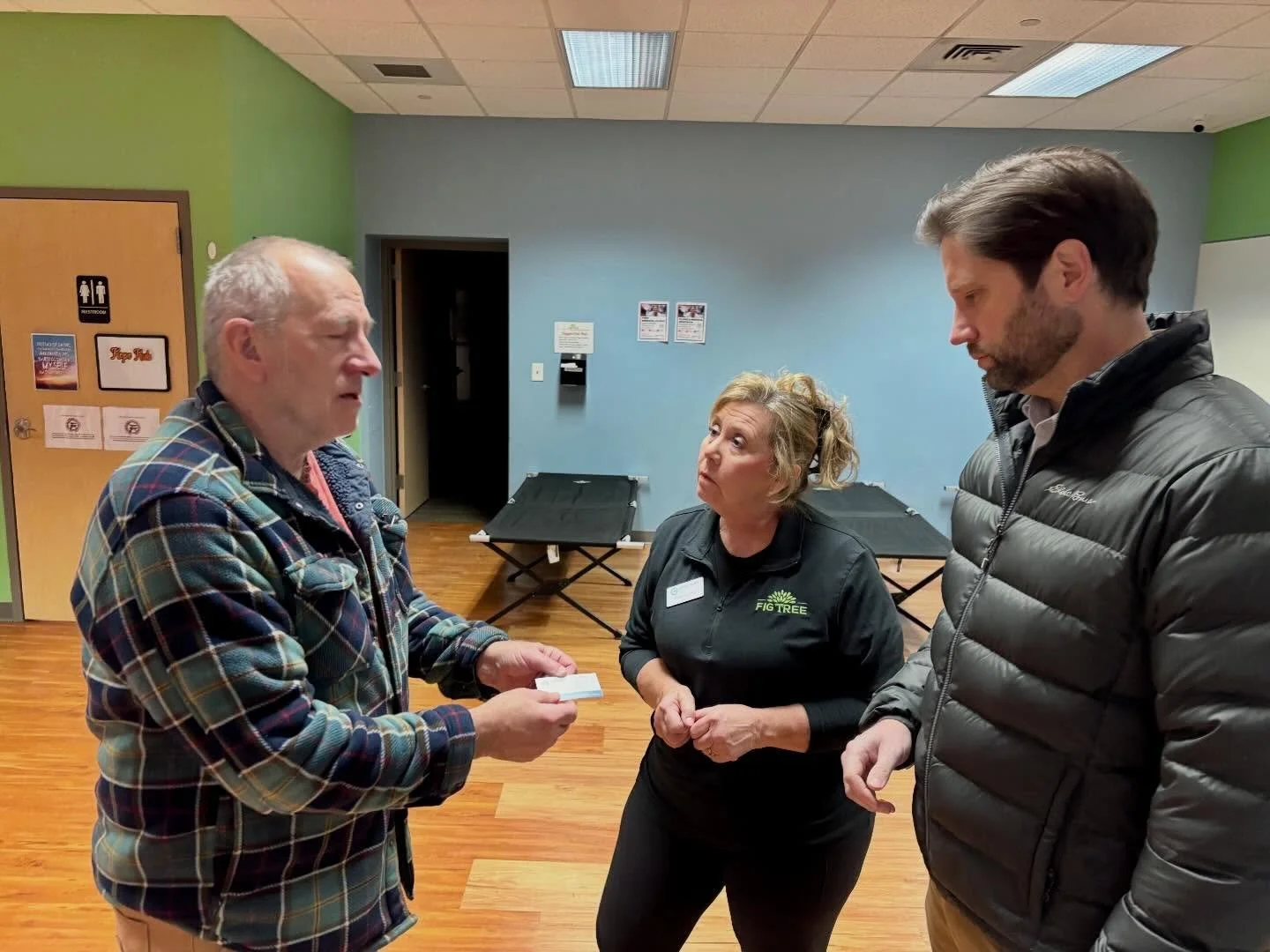 Last night, @amy_honeycutt and I visited the @cokesburytv warming shelter in West Knoxville as they were preparing to help our neighbors in need. Thank you to Scott, Sherri, and all the incredible volunteers serving our community with care and dignit
