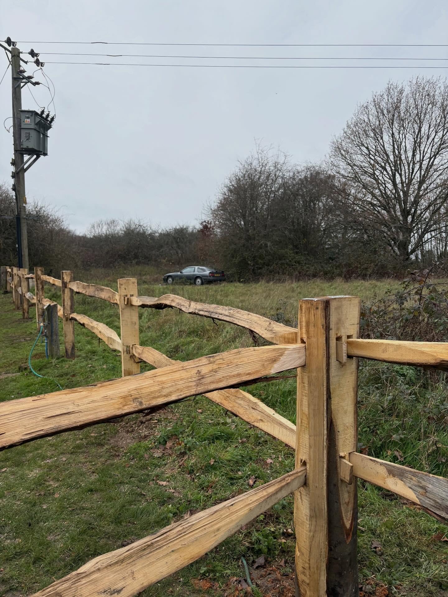 @cbgardendesigns A new rural addition to this garden&rsquo;s landscape, lovely new chestnut fence installation #Sevenoaks #chestnut #timber #postandrail @tatefencing- Suppliers