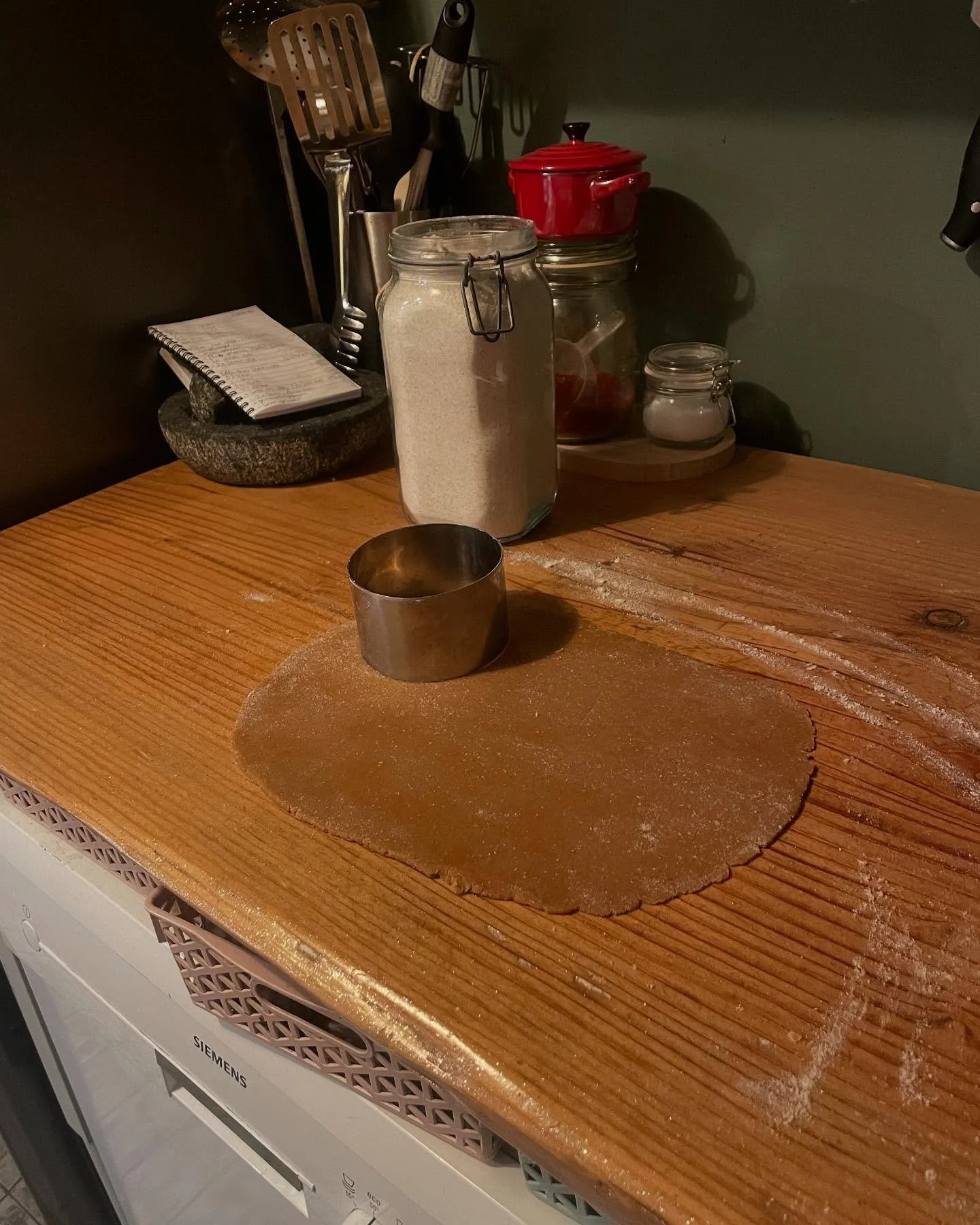 Gevulde koeken! 

Heerlijk om mijn overgebleven amandelspijs aan op te maken en zooo lekker. Verassend simpel en snel te maken! 

#gevuldekoeken #chef #cheflife #privekok