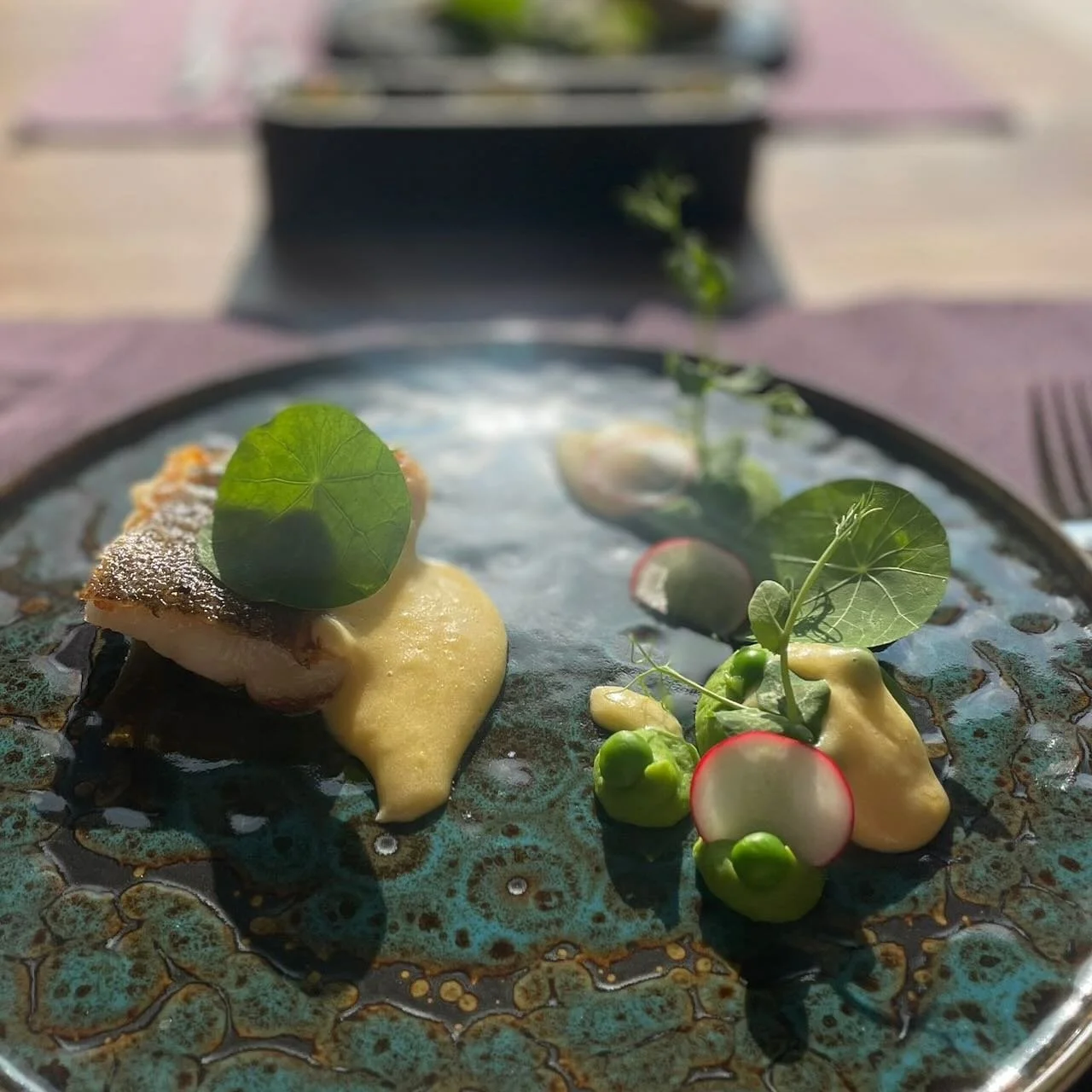 Heilbot - doperwt - hollandaise

Take me back to the sunny days! Op deze donkere en koude dagen denk ik graag terug aan de zomer en dit heerlijke gerecht. De dagen worden gelukkig al weer langer en over precies een maand vieren we de liefde op valent