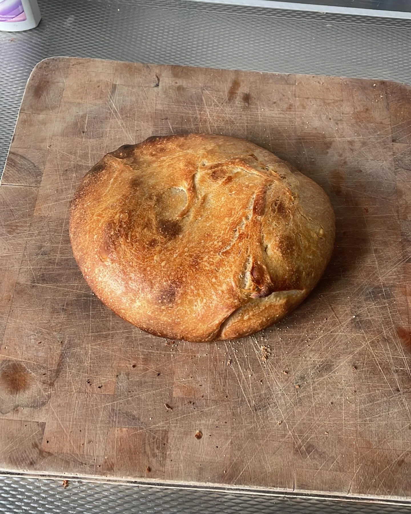 Zuurdesem

Er werd mij altijd aangeraden om toch een beetje &lsquo;smokkelgist&rsquo; te gebruiken. &ldquo;Dan weet je zeker dat hij mooi rijst.&rdquo; Vandaag voor het eerst zonder gist gebakken en dat mislukte faliekant😅 het brood is zo plat als e
