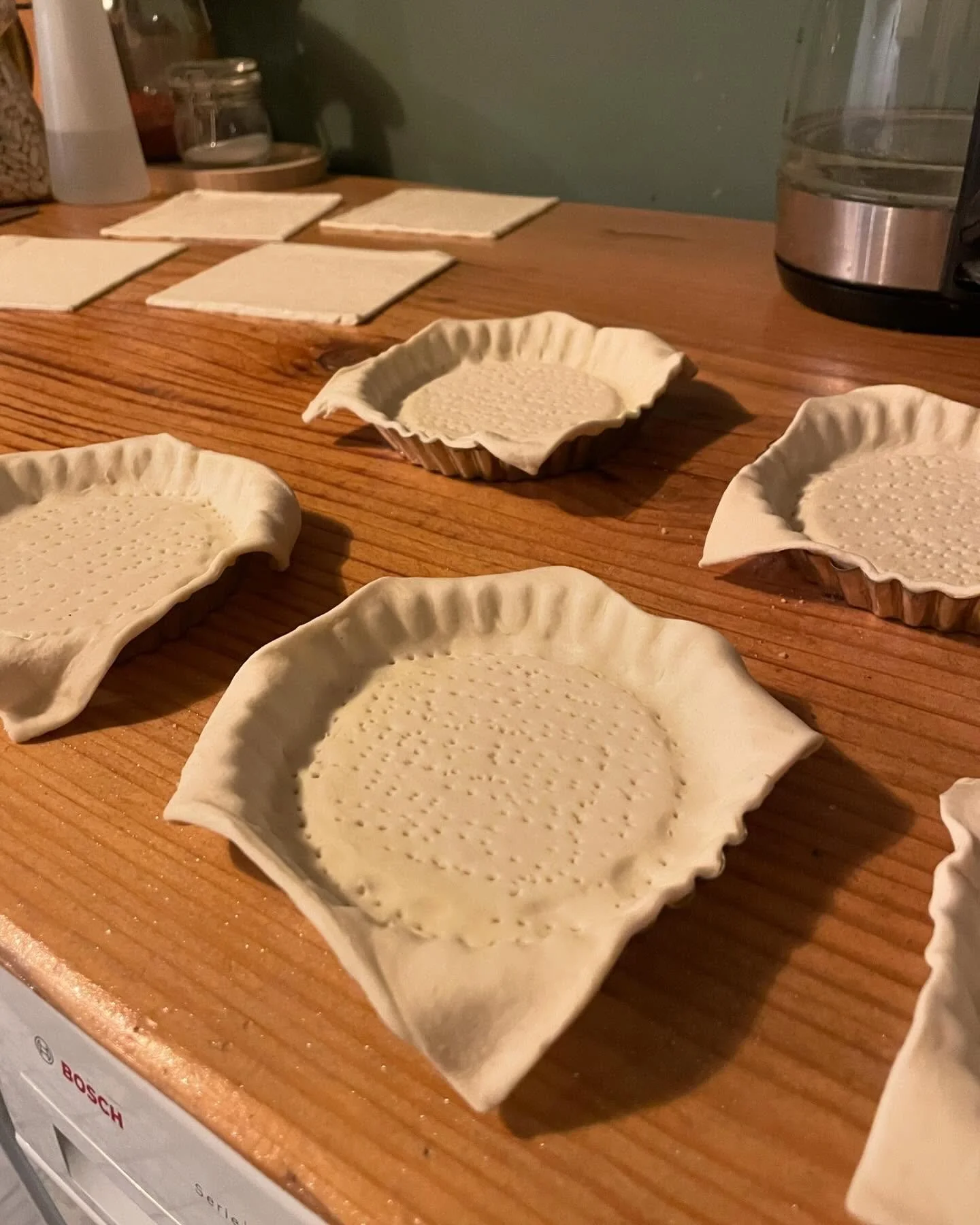 Happy 2025! 

Een van mijn goede voornemens is toch maar eens wat doen met social media, dus bij deze! Vandaag is het Driekoningen, de dag dat de kerstboom &eacute;cht de deur uit moet. Ja. Echt. 

In Frankrijk vieren ze deze dag met een &lsquo;Galet