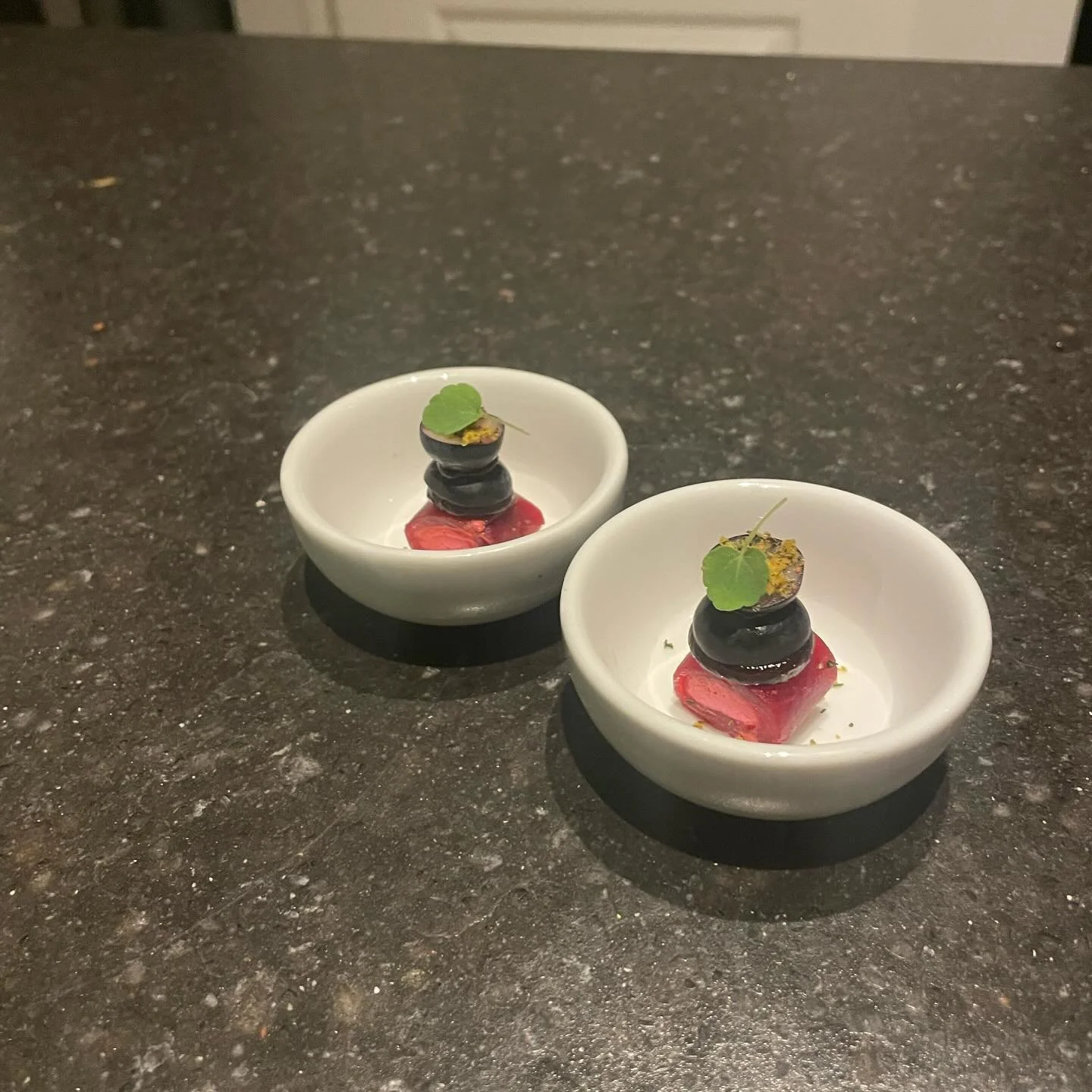 Amuse: geitenkaas, rode biet, bosbes

Binnenkort iets te vieren met een diner? Slide in m&rsquo;n DM en we kijken samen wat er mogelijk is!

#chefathome #privatedinner #catering #food #cooking