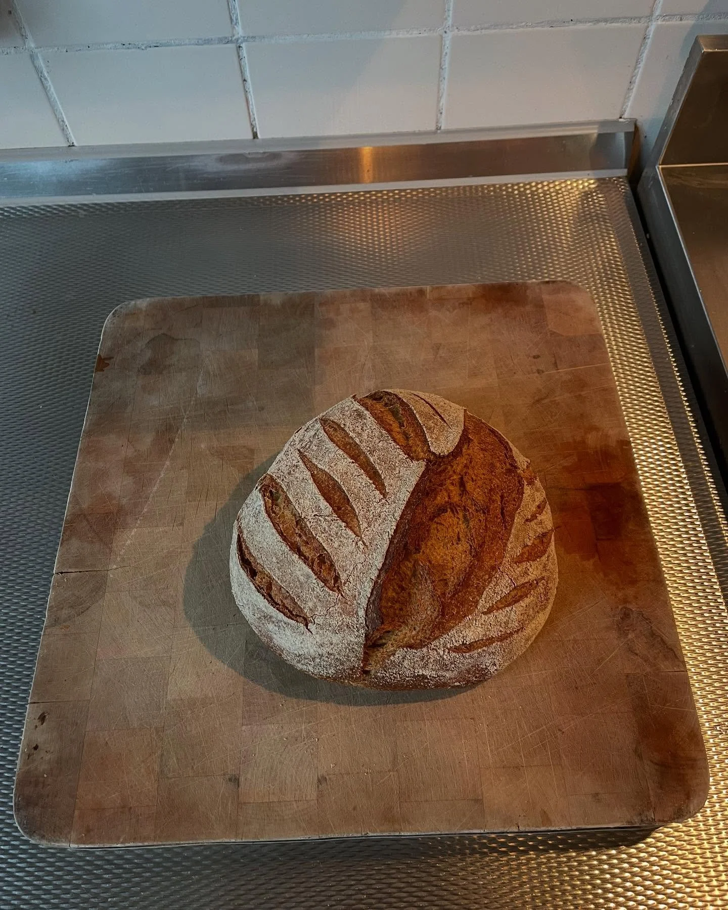 Een van de mooiere broodjes van de afgelopen tijd😍

#zuurdesem #sourdough #chef #baking