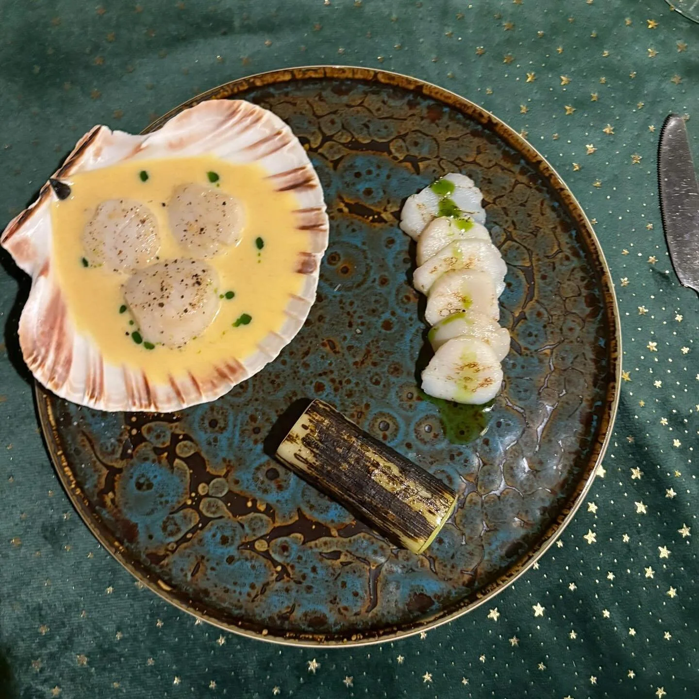 Coquille | dashi beurre blanc | gebrande prei

E&eacute;n van mijn favoriete gerechten. Het zachte coquille vlees past perfect bij de in boter, sous vide gegaarde, prei. De vette smaak van de dashi beurre blanc en de gebrande prei maken het gerecht h